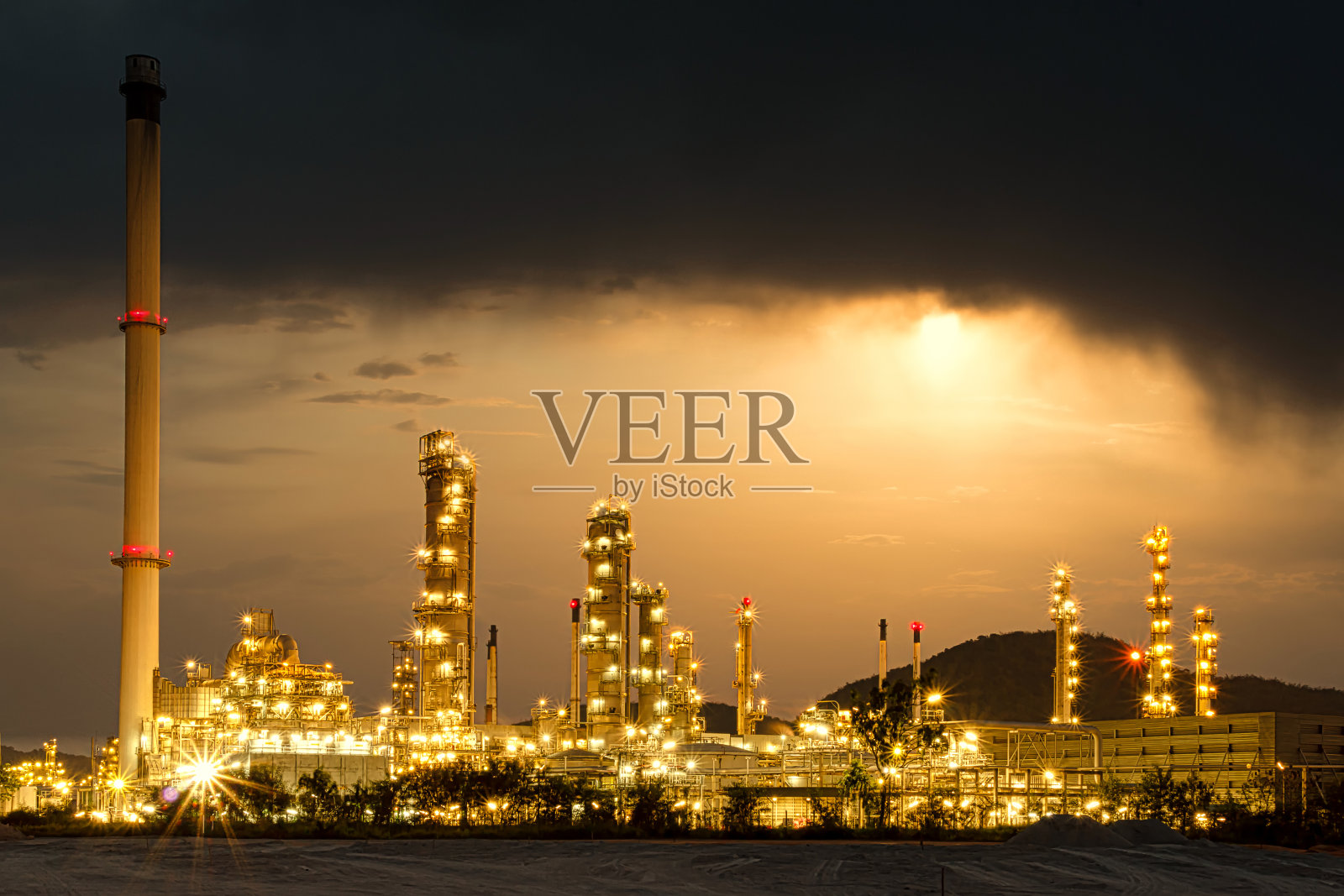 美丽的石油天然气炼厂、电力石化厂厂区在夜晚熠熠生辉照片摄影图片