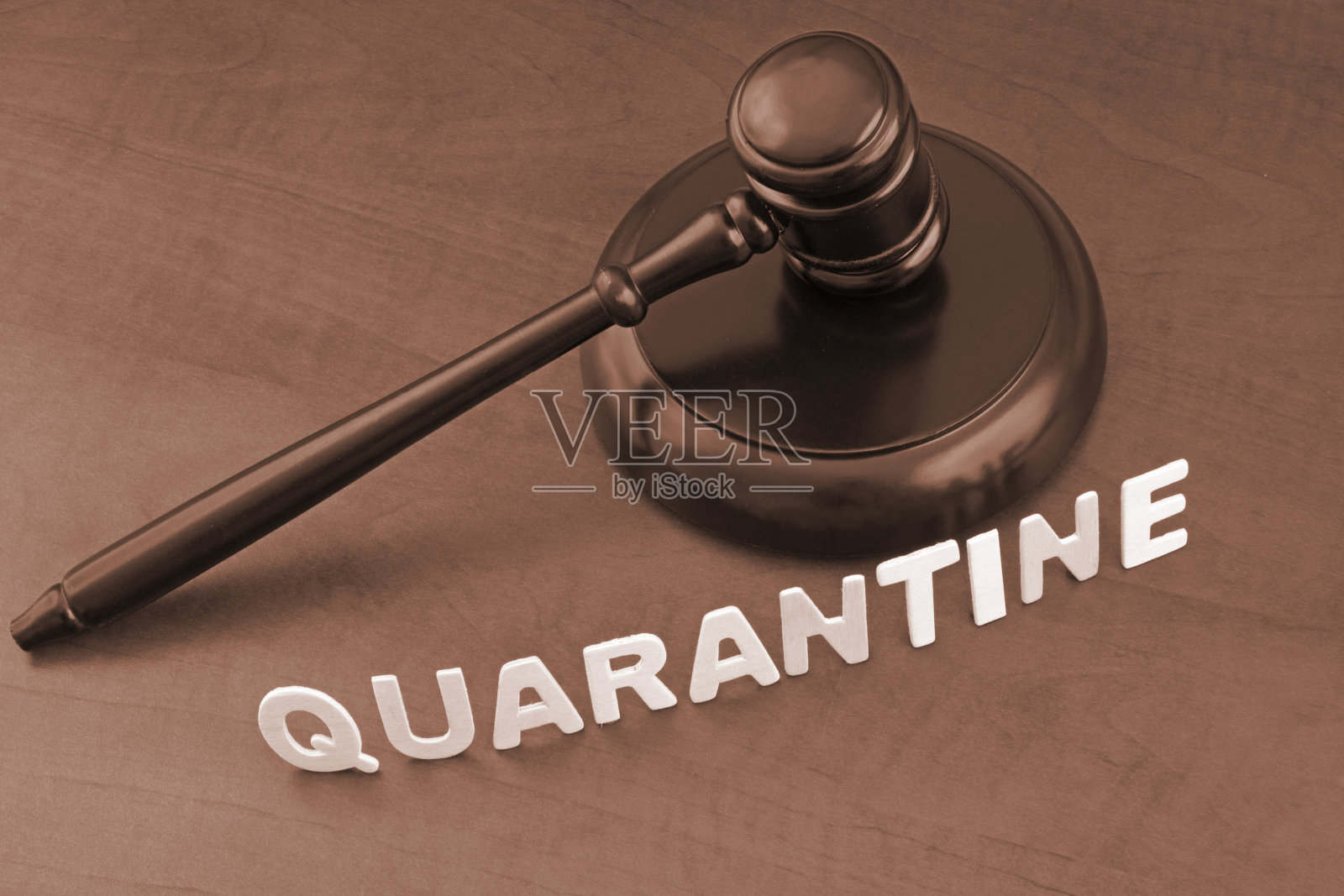 带有“隔离”字样的木制法槌照片摄影图片