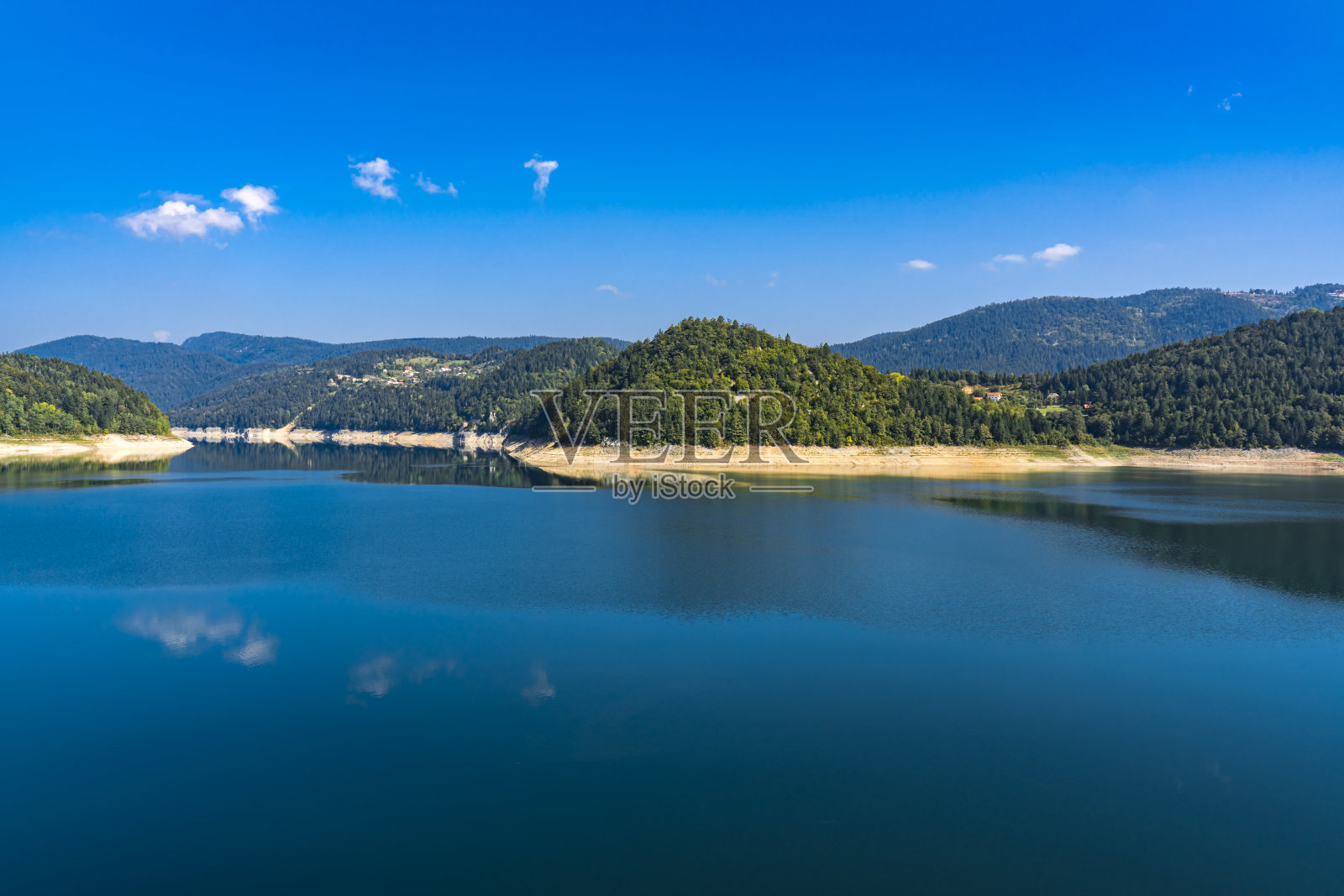 塞尔维亚的Zaovine湖照片摄影图片