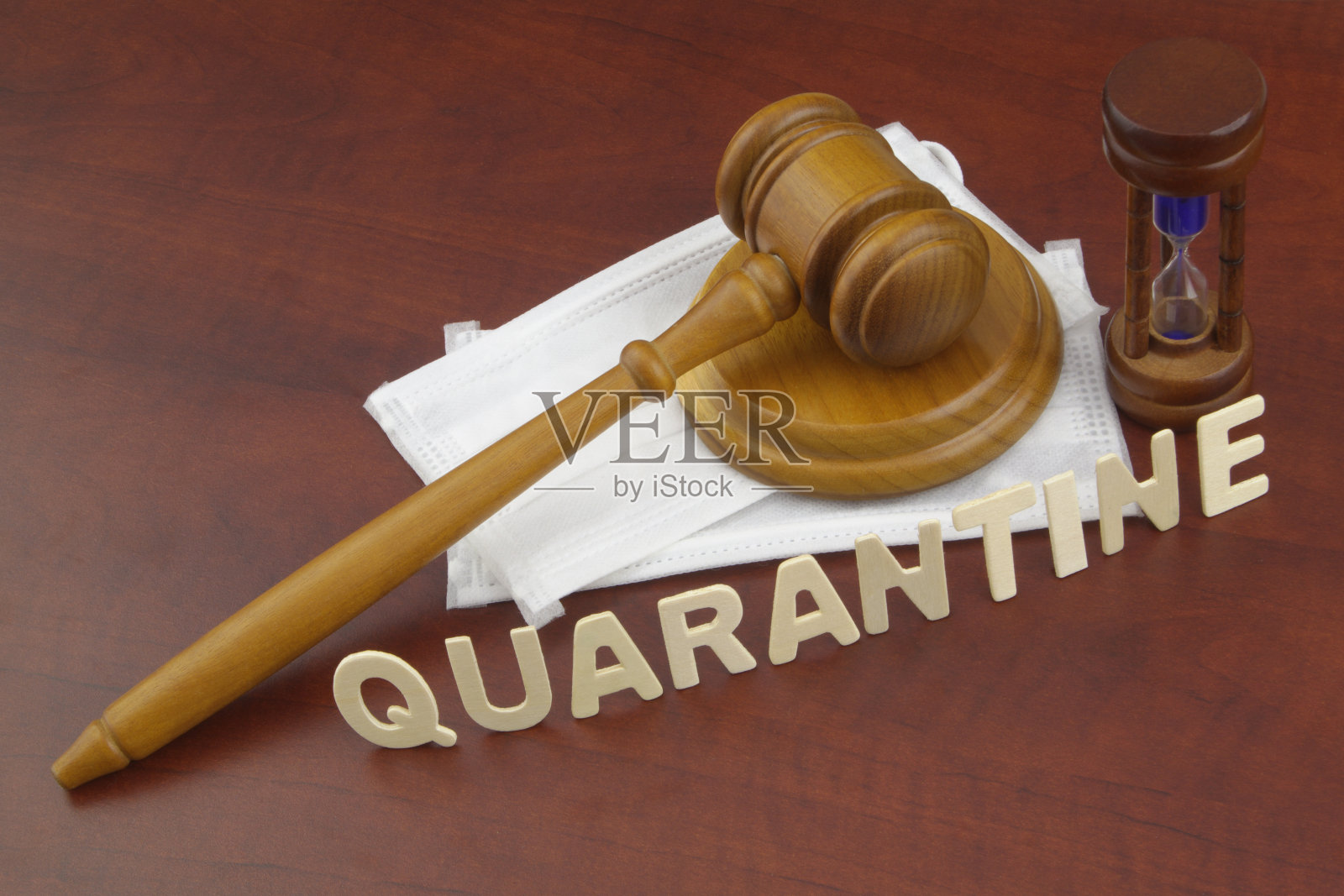 木制法槌、沙漏、医用口罩与“隔离”字样照片摄影图片