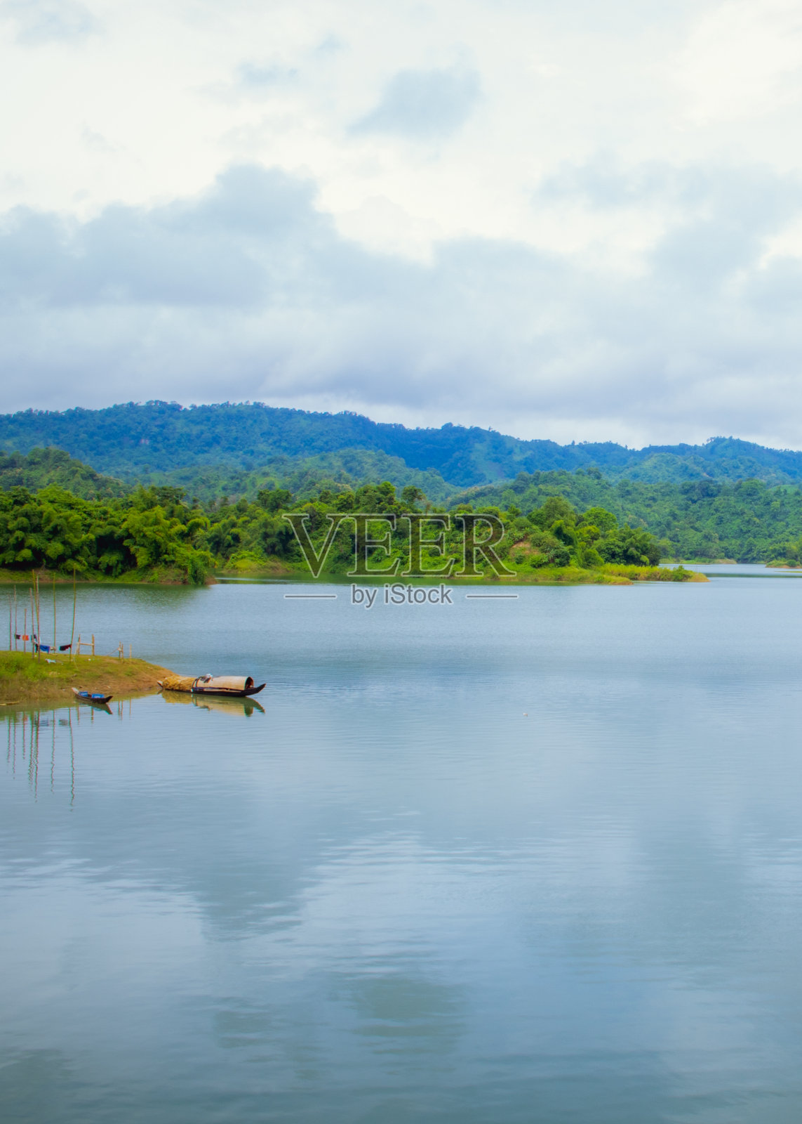 美丽的湖泊景观与山脉的背景照片摄影图片