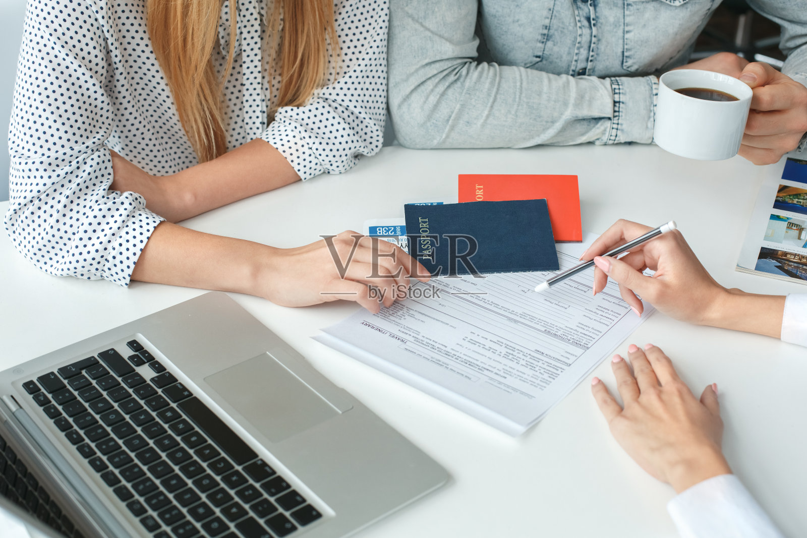 年轻夫妇在旅行社与旅行社沟通旅游概念文件照片摄影图片