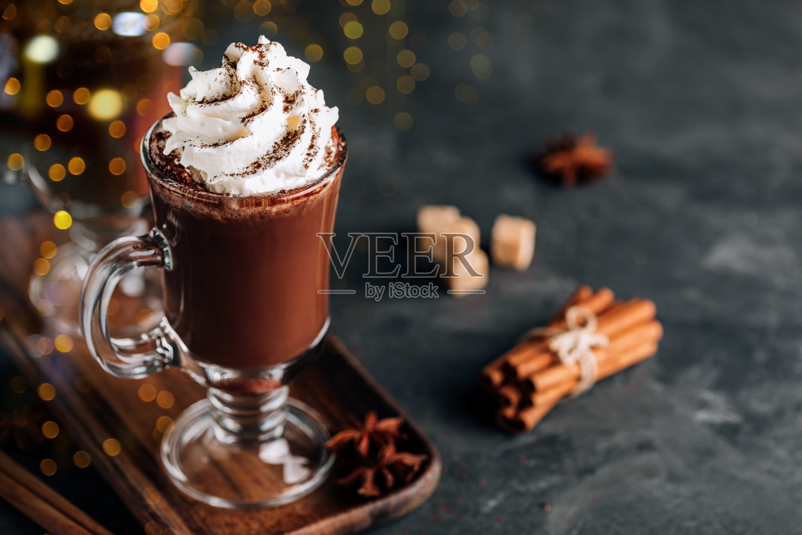 热巧克力可可和掼奶油玻璃上的黑色背景，复制空间。照片摄影图片