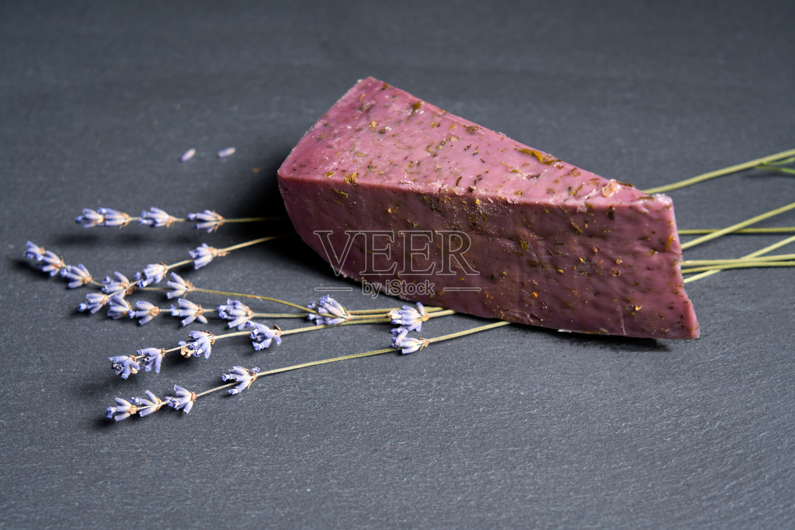 薰衣草奶酪和一束薰衣草花照片摄影图片