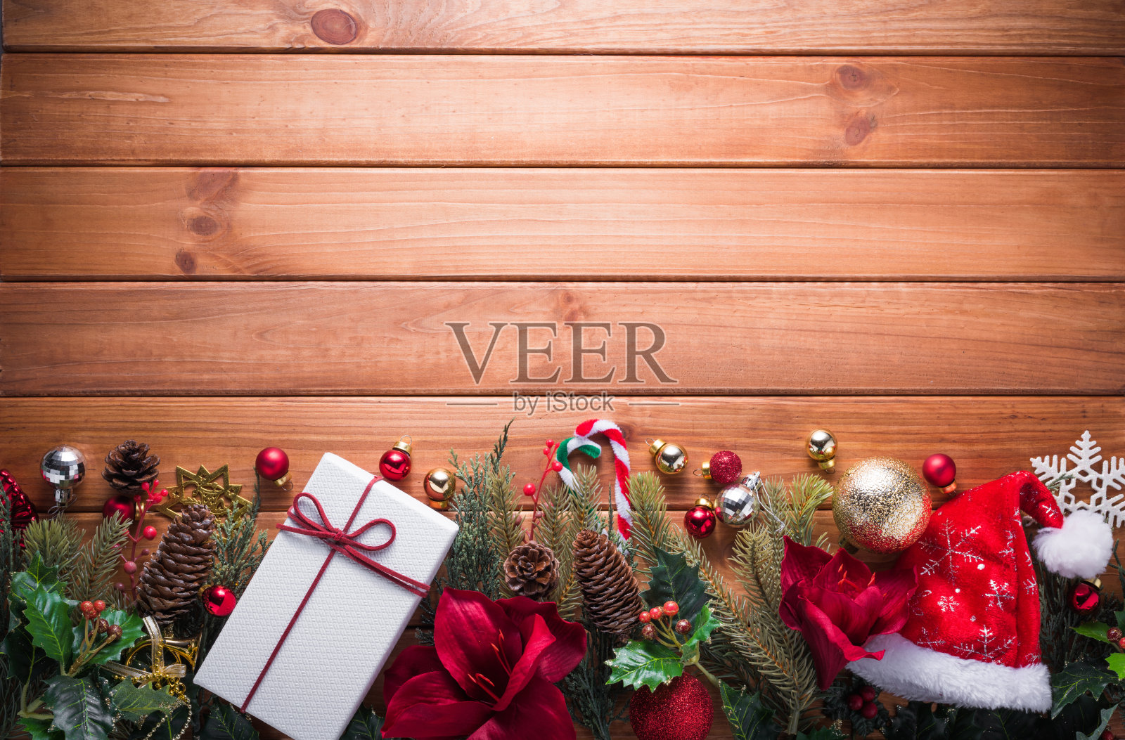 圣诞快乐和新年快乐装饰庆祝在棕色的木材背景与拷贝空间照片摄影图片