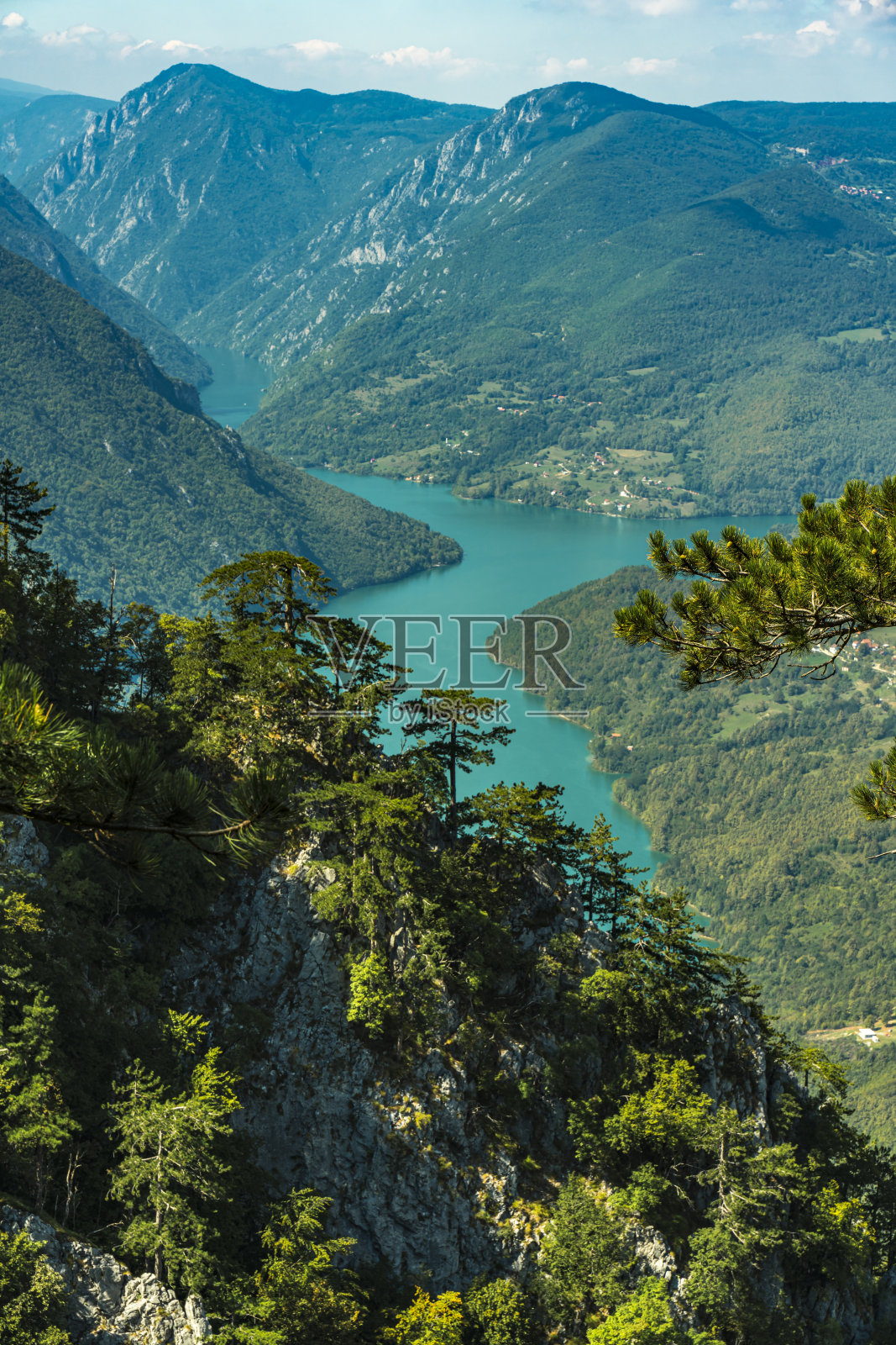 塞尔维亚塔拉山的佩鲁恰克湖和德里纳河照片摄影图片