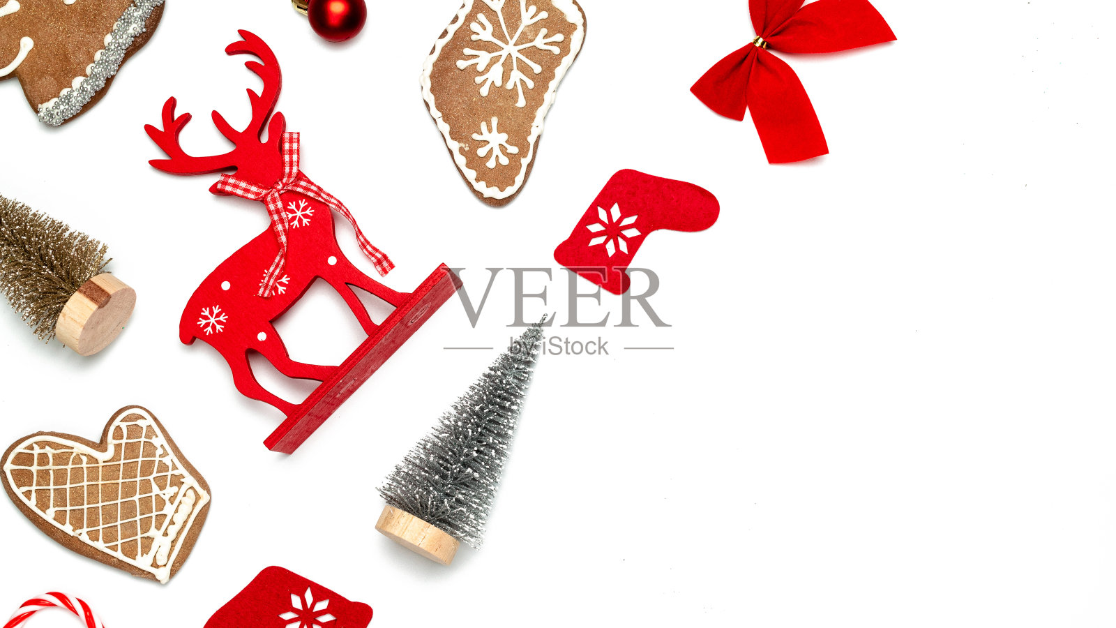 节日圣诞背景。袜子，礼物，冬季树，缎带和蝴蝶结在形状框架上的白色背景贺卡。圣诞背景与文字空间。照片摄影图片