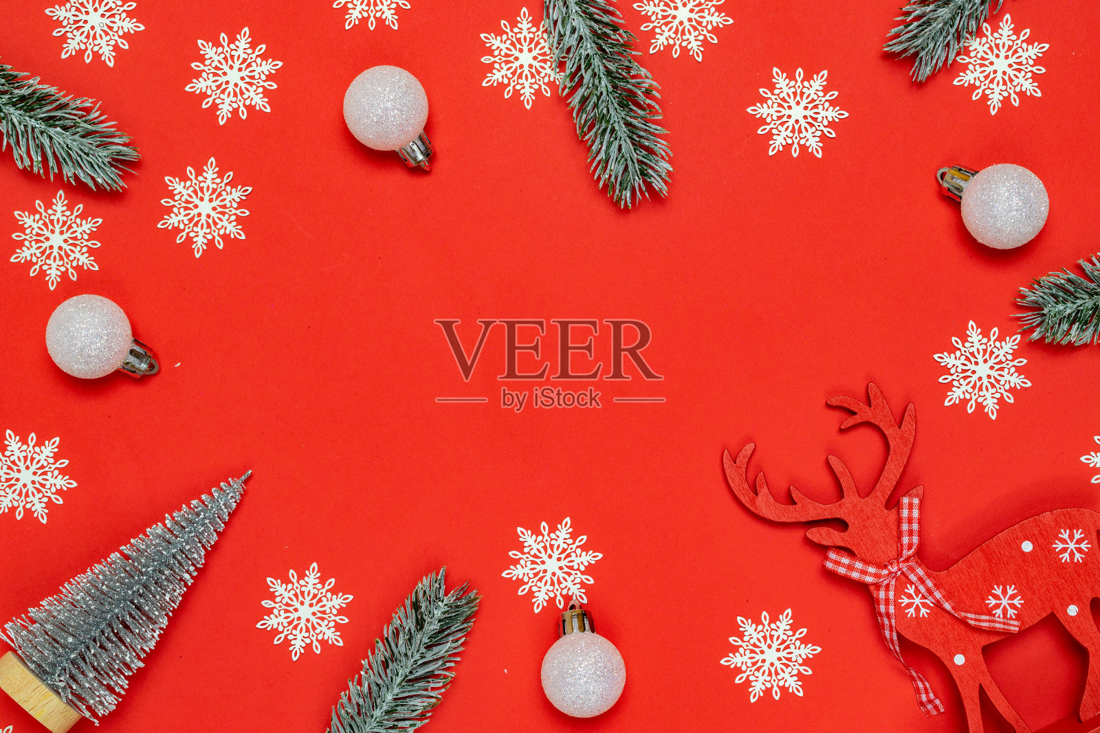 圣诞节的模式。白色的雪花，冷杉树，银色的球在圣诞作文的红色背景为贺卡。平铺，俯视图，拷贝空间。照片摄影图片