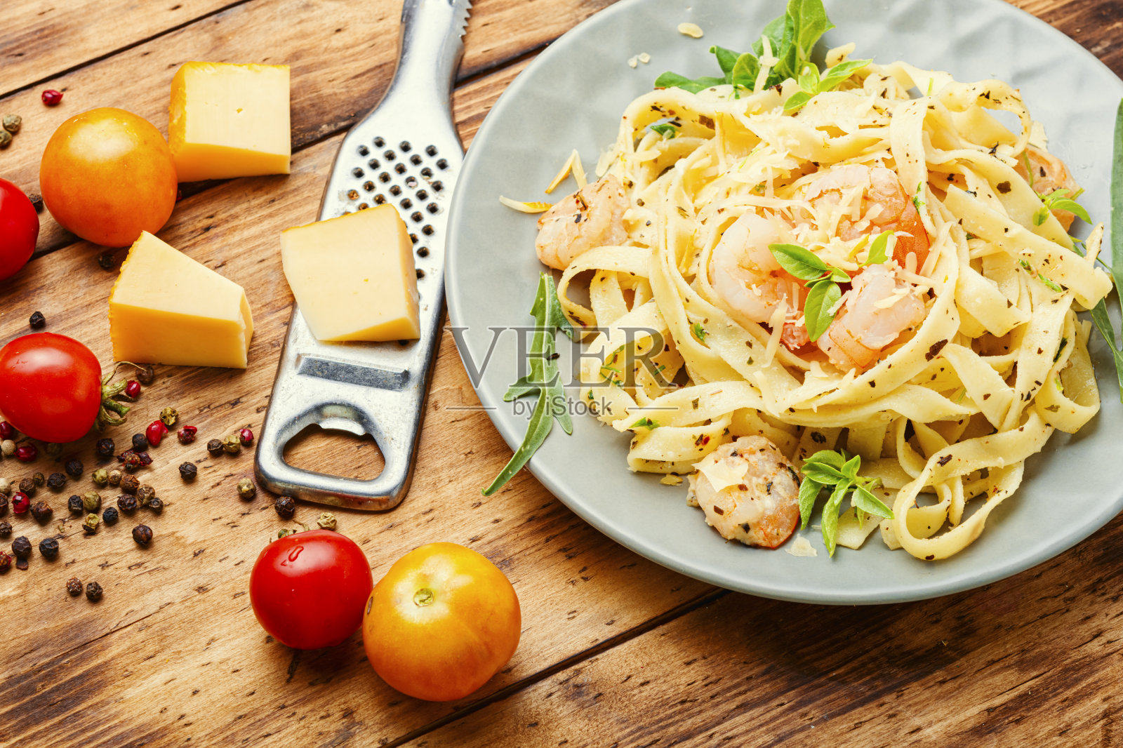 一盘虾意大利面照片摄影图片