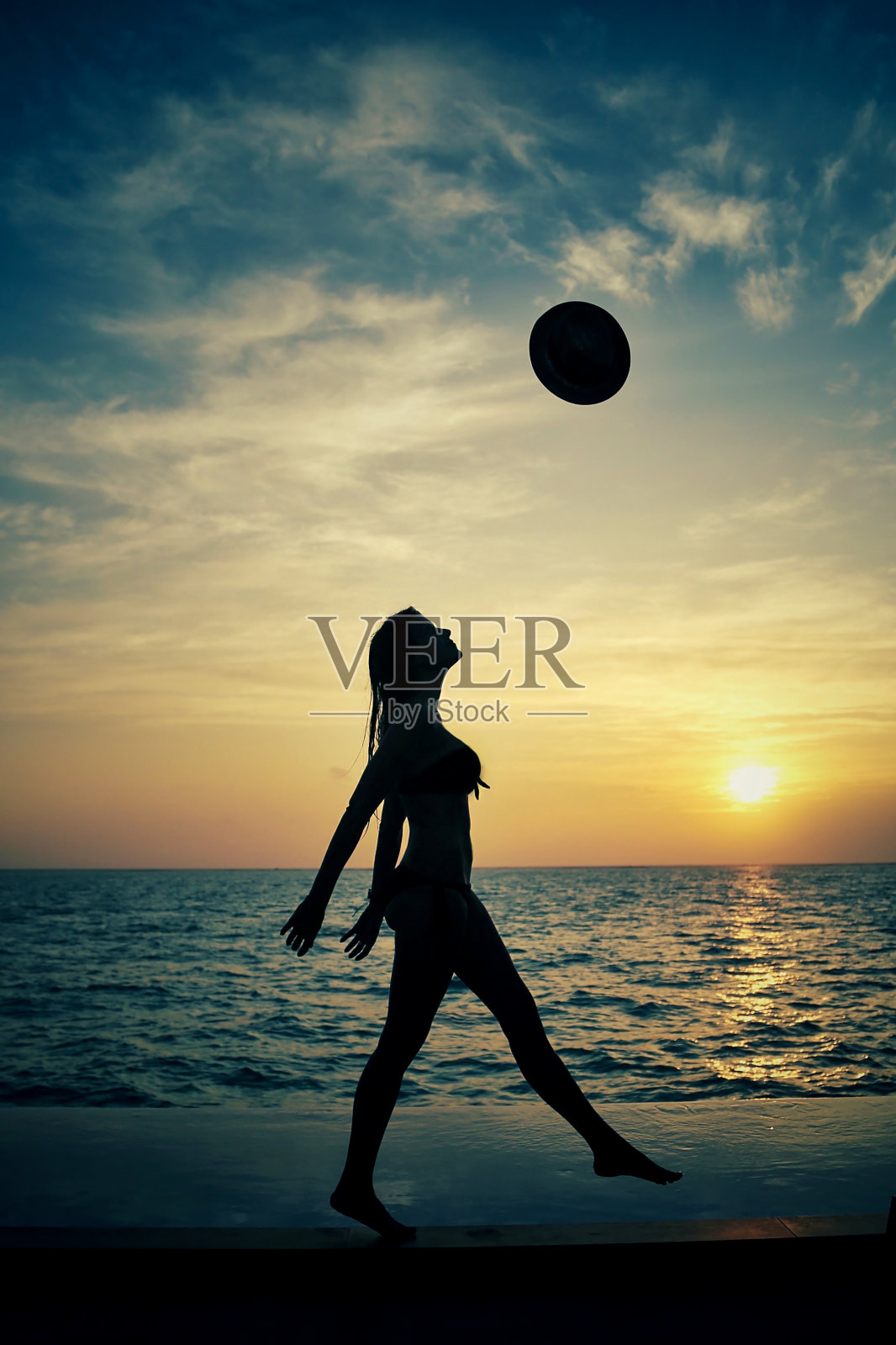 夕阳下年轻女子的剪影照片摄影图片