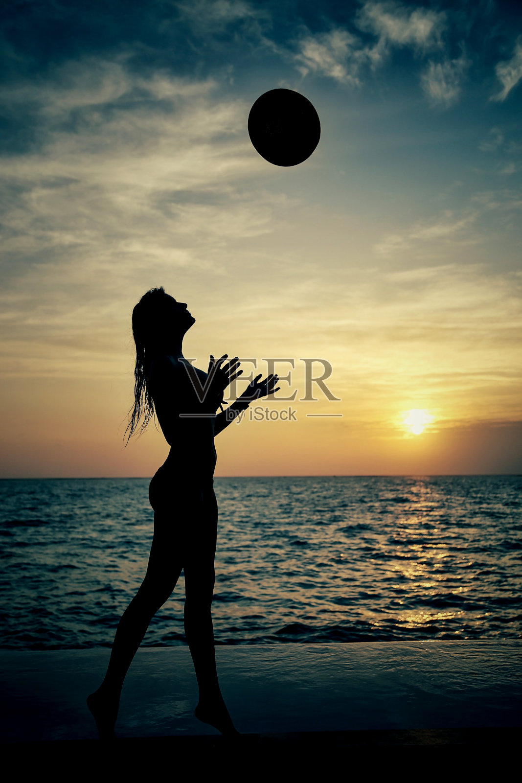 日落时年轻女人的剪影照片摄影图片