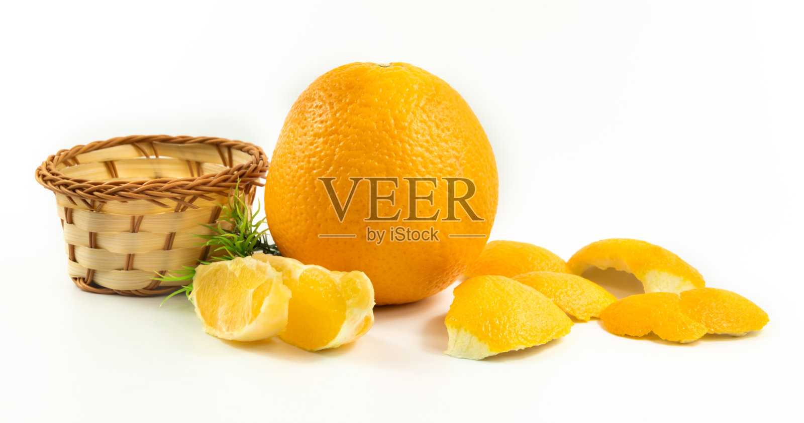 横幅照片的一个橙子和它的切片美丽的静物生活在一个白色孤立的背景照片摄影图片