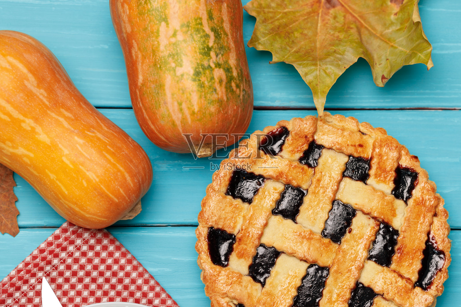 蓝色木质背景上的浆果馅饼照片摄影图片