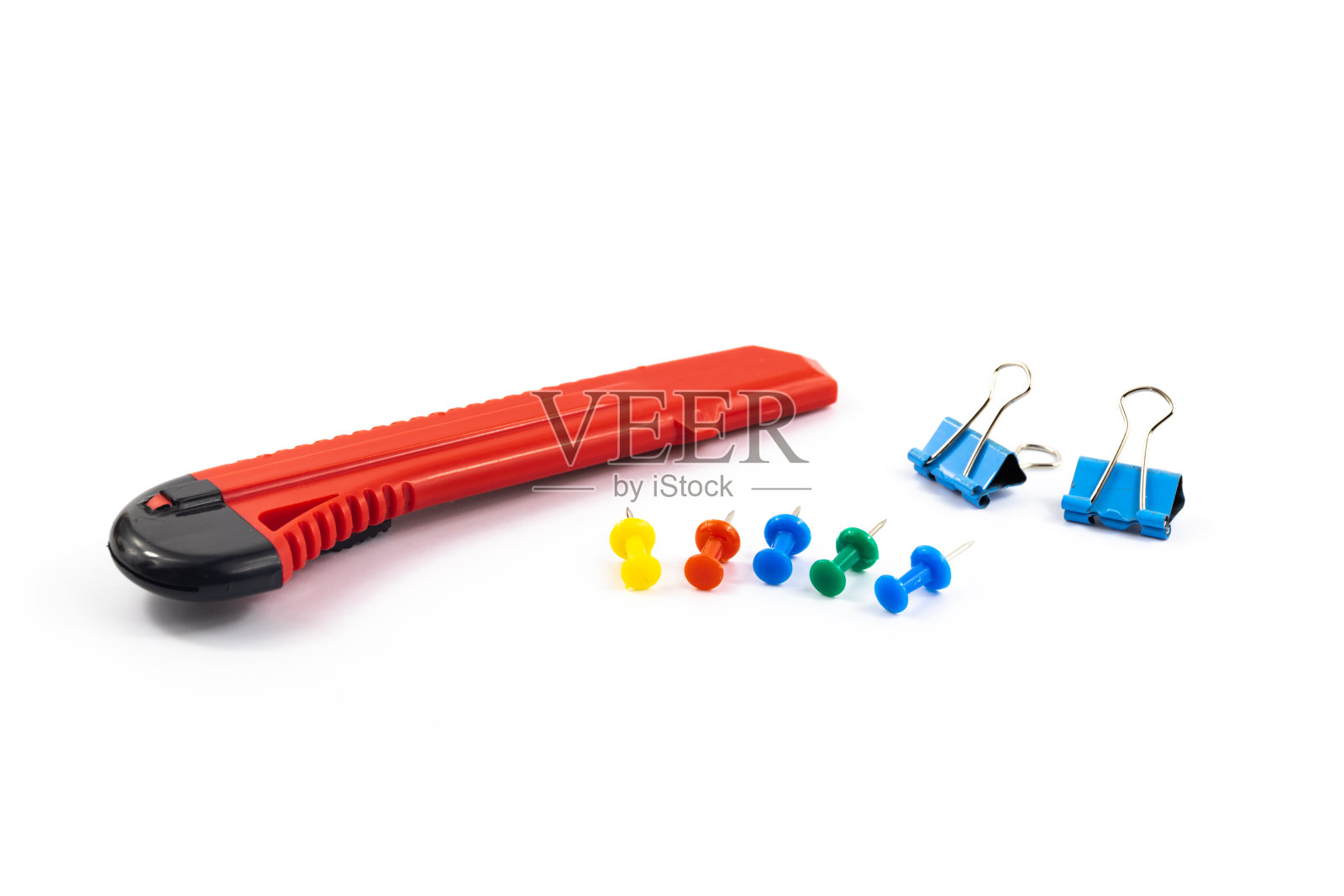 文具套装文书刀，别针和回形针，在白色孤立的背景上照片摄影图片