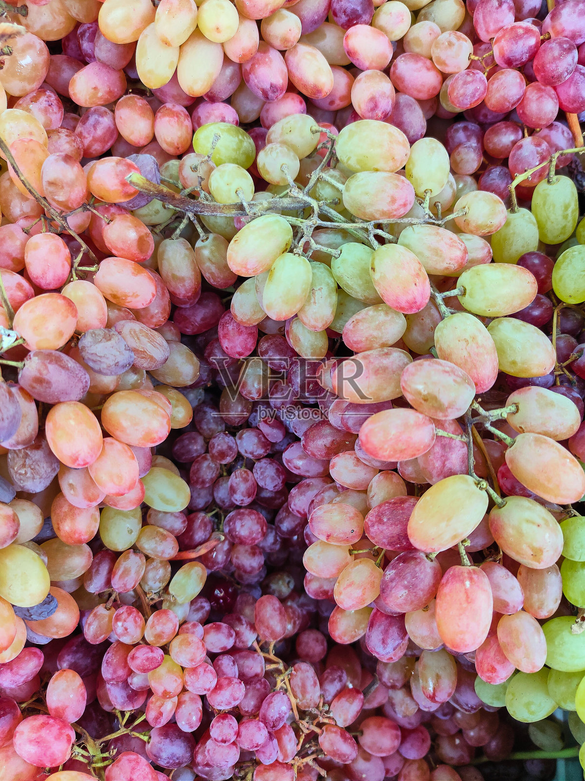 商店柜台上的新鲜天然水果葡萄照片摄影图片