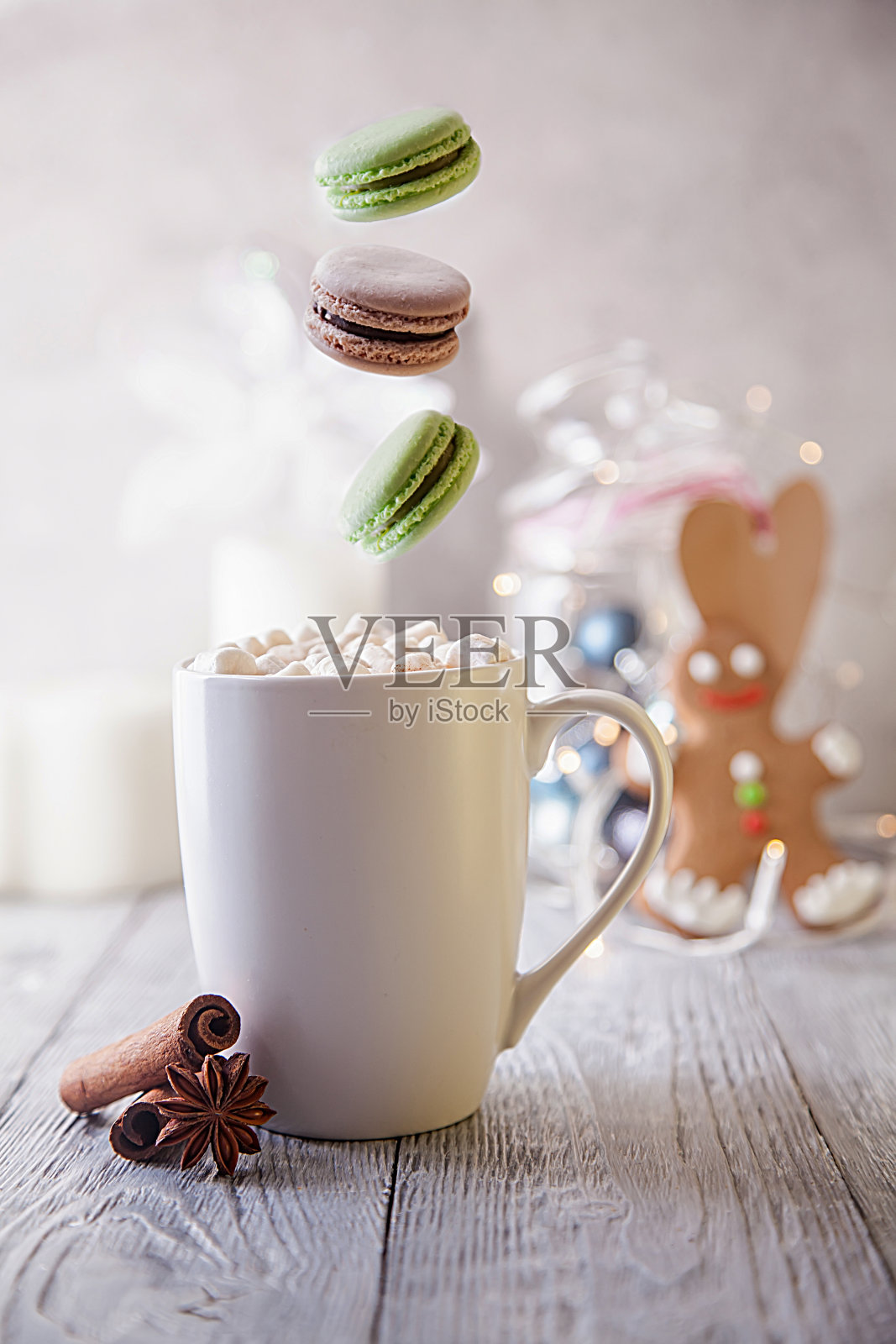 白咖啡加棉花糖和通心粉是新年的概念照片摄影图片