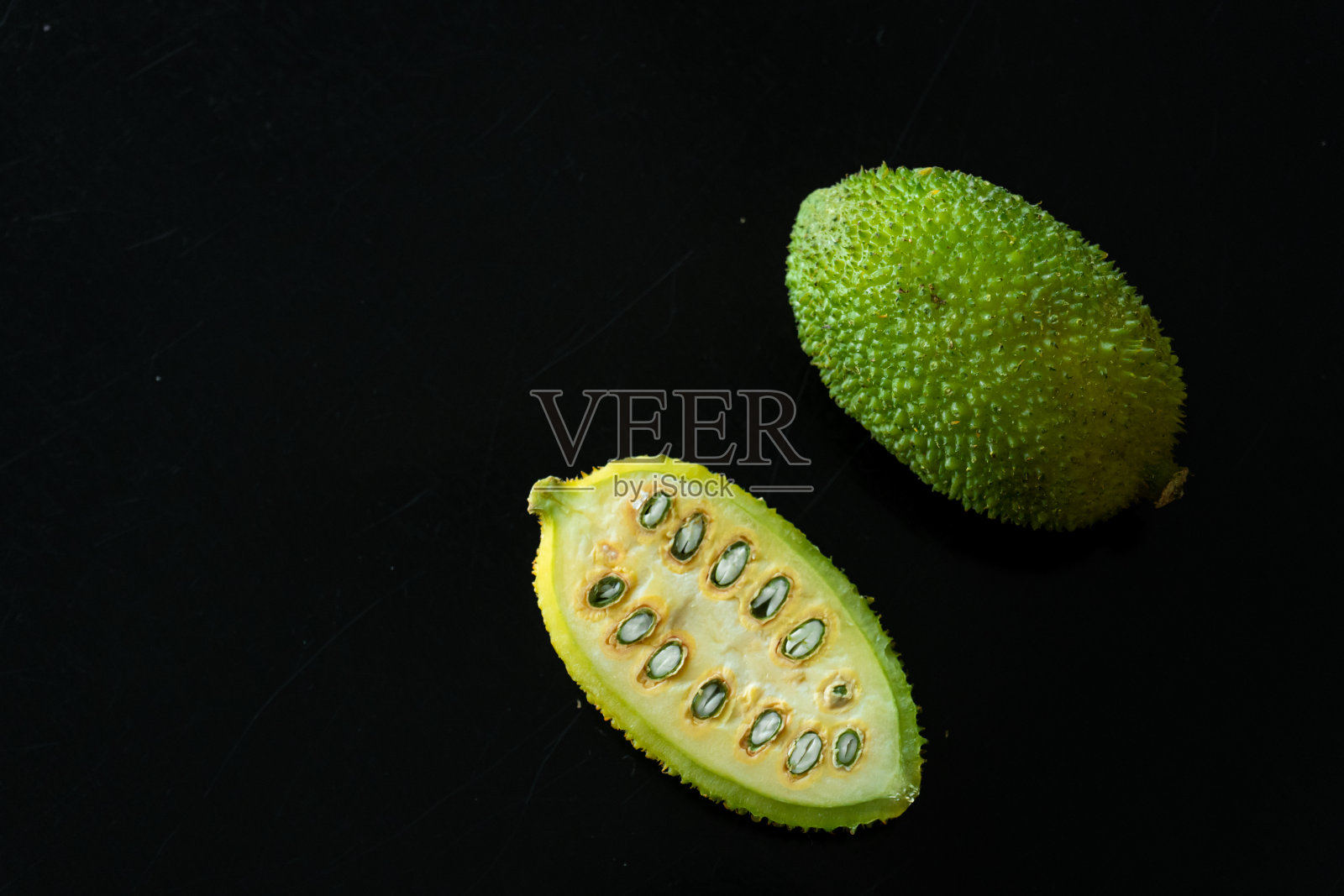 绿色的热带苦瓜或中国苦瓜在黑色的背景照片摄影图片