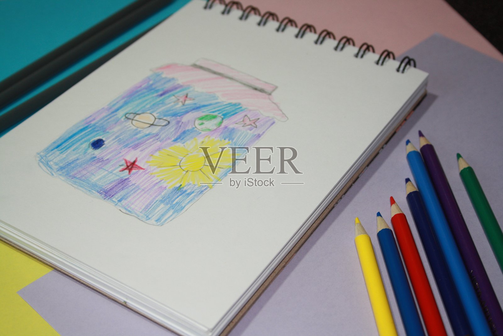 笔记本空白页，彩色铅笔照片摄影图片