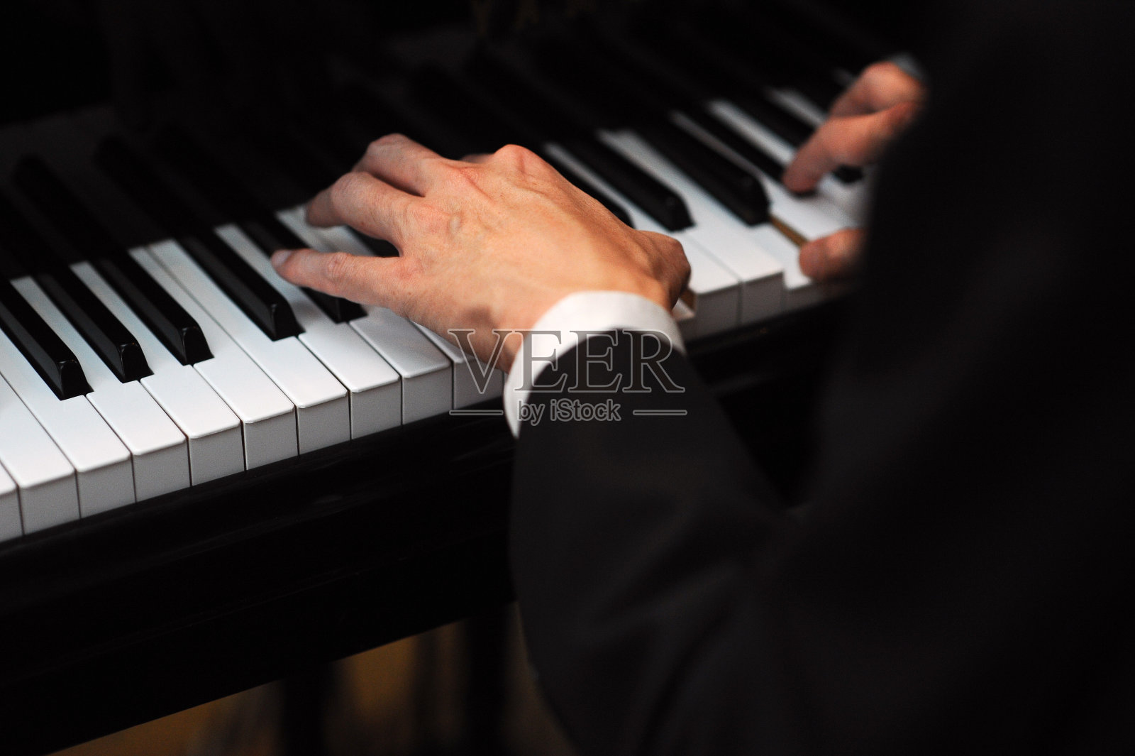 弹钢琴的人的腹部照片摄影图片