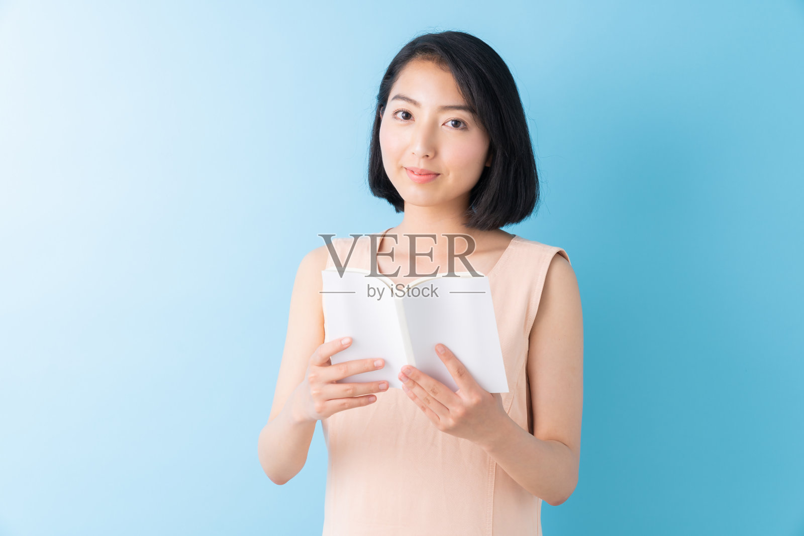 读一本书的亚洲女人照片摄影图片