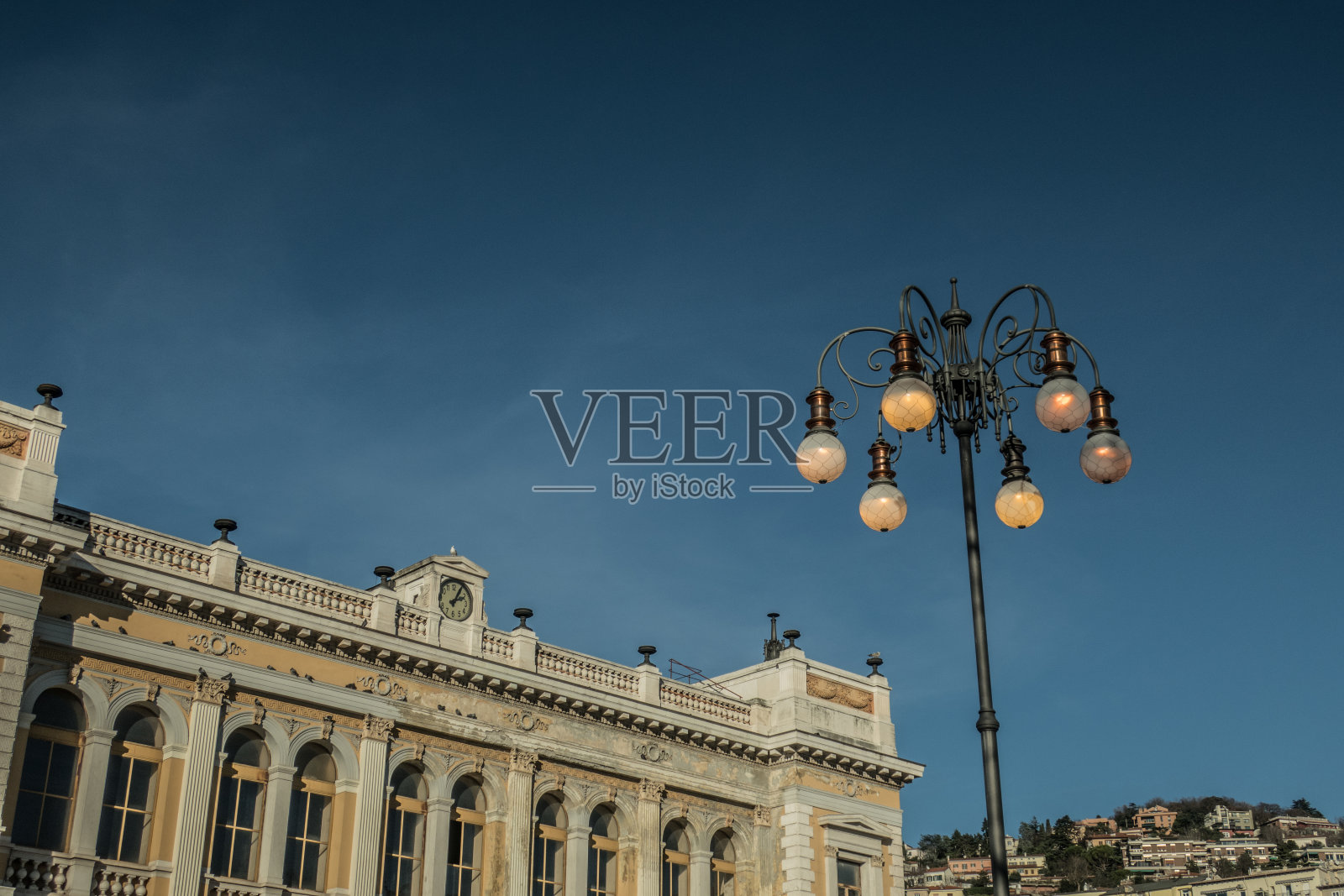 低角度的市政厅(哈特曼宫)的里雅斯特与他的美丽路灯照片摄影图片
