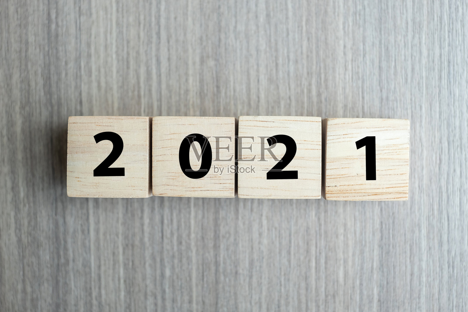 2021年新年木制立方体块在桌子的背景与文本复制空间。商业目标，使命，决议，新年新你的概念照片摄影图片