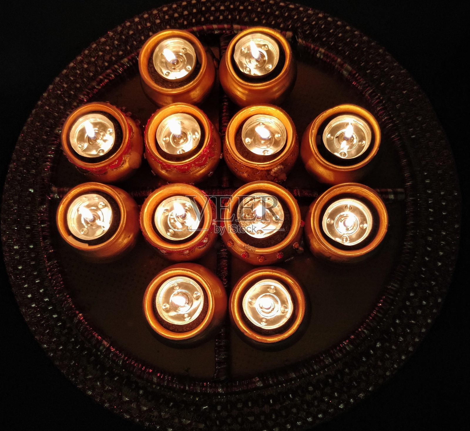 我们在印度排灯节上点亮diyas。庆祝美丽灿烂快乐的传统仪式宗教。圣诞节照片摄影图片