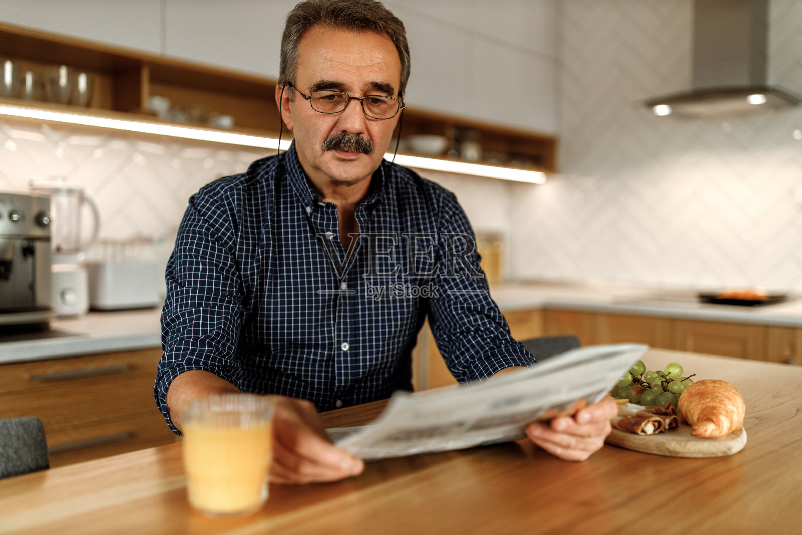 看起来很有趣，穿着很随意。照片摄影图片
