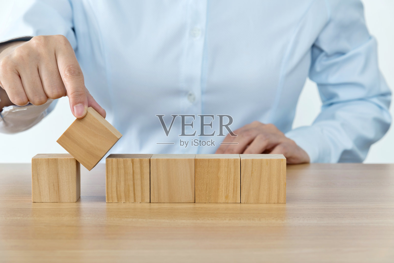 手持一块空白木块照片摄影图片