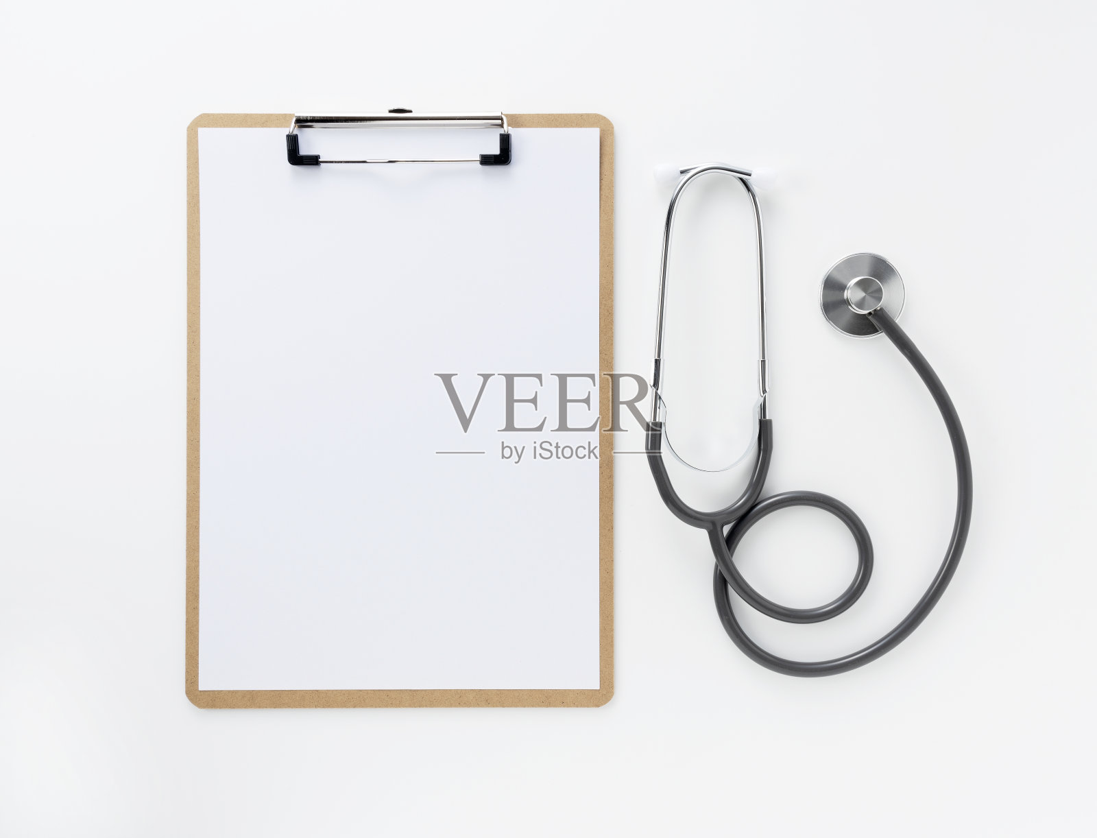 一个木制的剪贴板和带有白纸的听诊器照片摄影图片