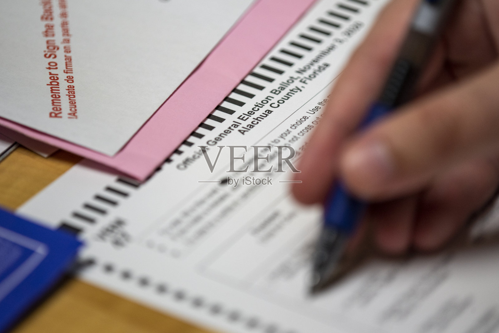 缺席选票表格与散焦笔在手填充泡沫照片摄影图片