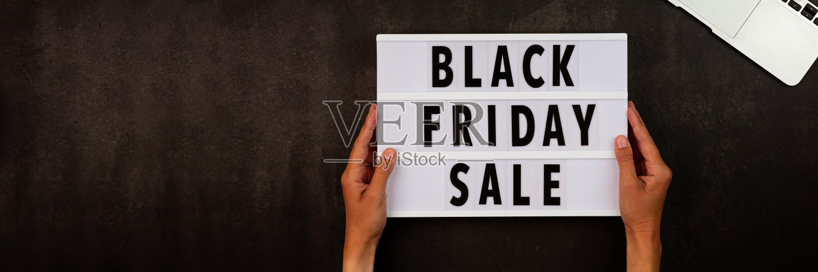 以黑红为背景的闹钟创意推广作文。平铺，俯视图，架空，模型，模板。最小的抽象背景。网上购物、促销、促销。网络横幅照片摄影图片