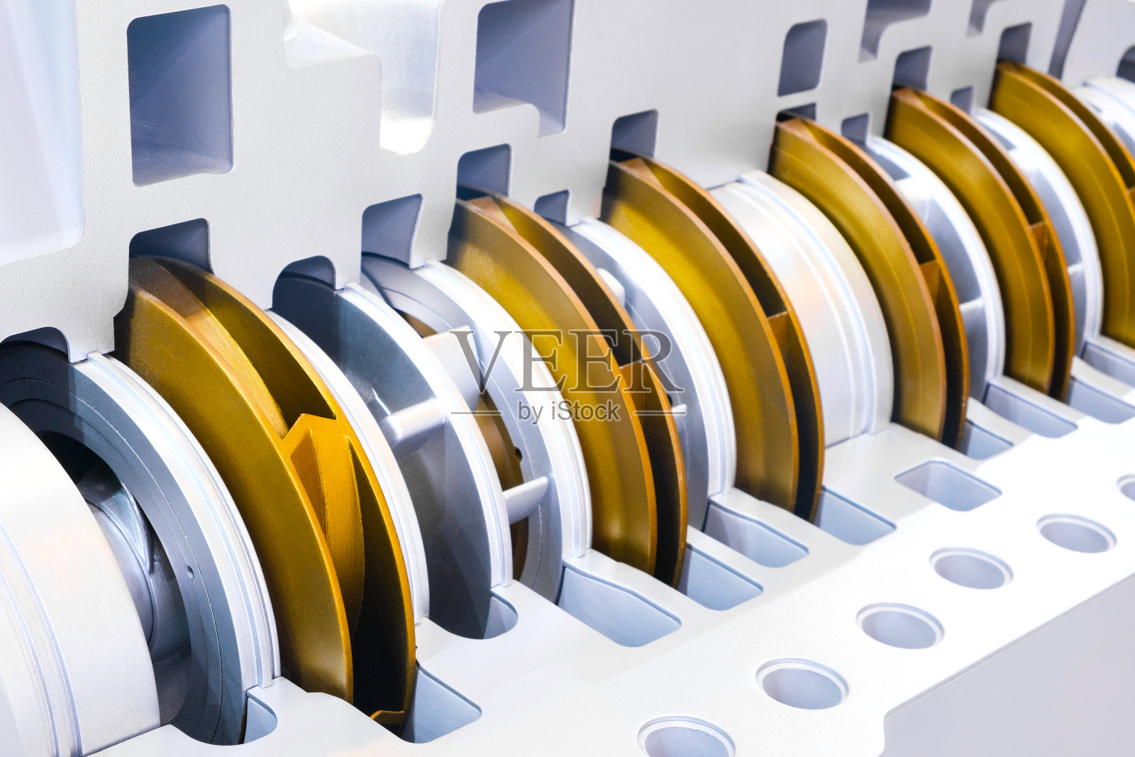 多级高压准备泵，用于泵送水，燃料，石油和石油或化工产品，特写细节。工业概念背景照片摄影图片