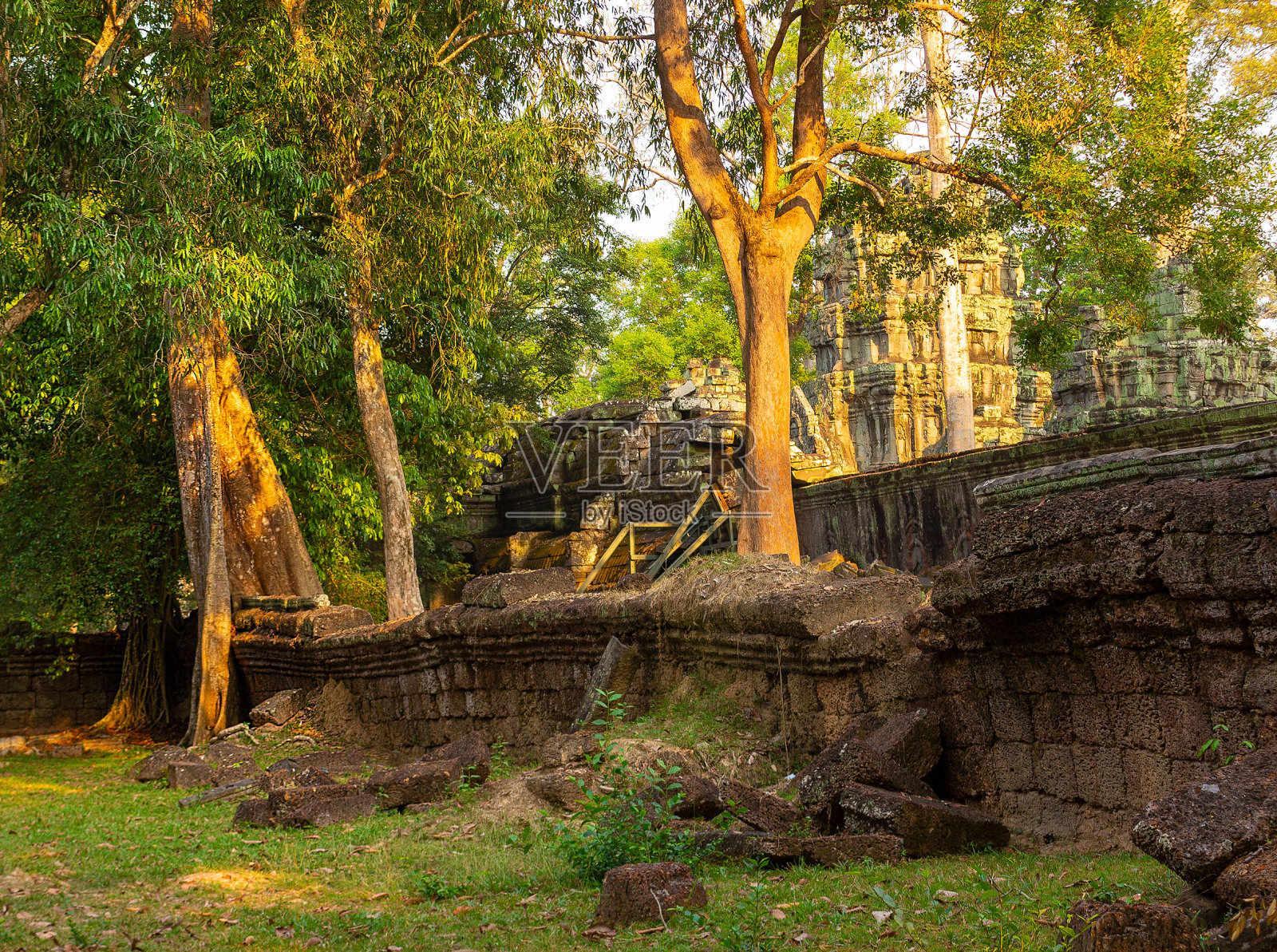 位于柬埔寨吴哥窟建筑群东南亚阳光丛林中的古老印度教庙宇遗址照片摄影图片