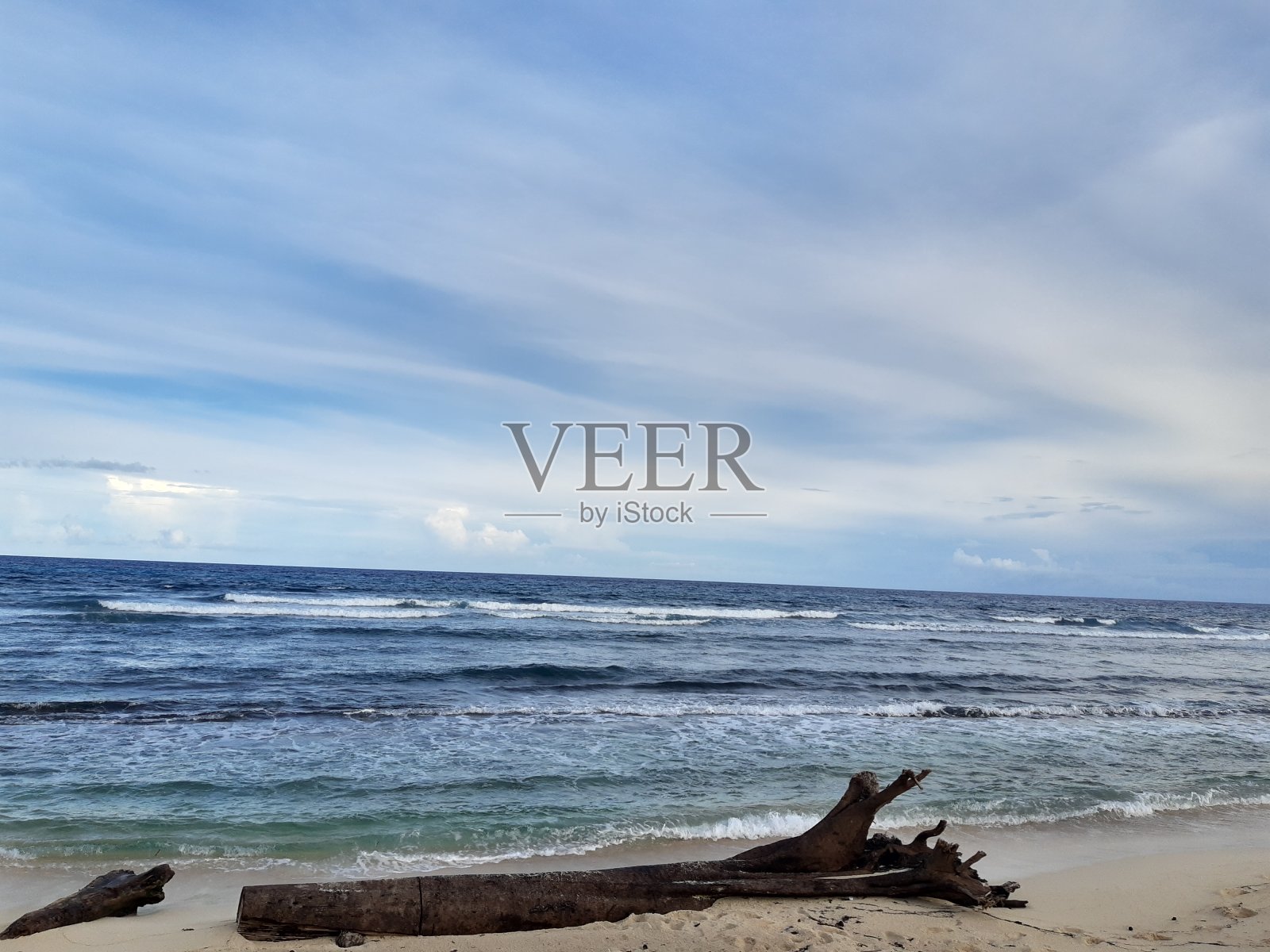 箱子在海上照片摄影图片