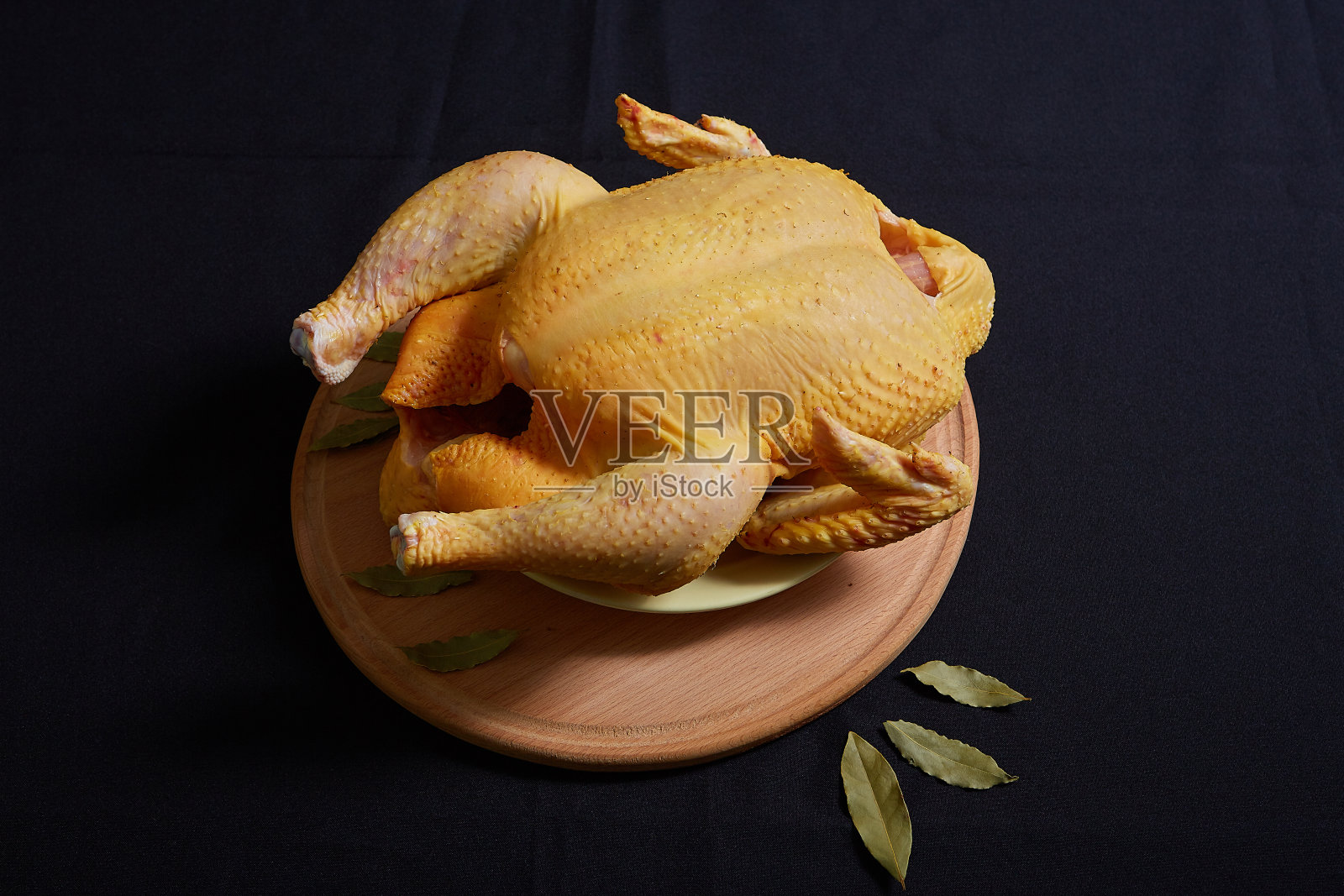 生鸡肉上的黑色背景。照片摄影图片