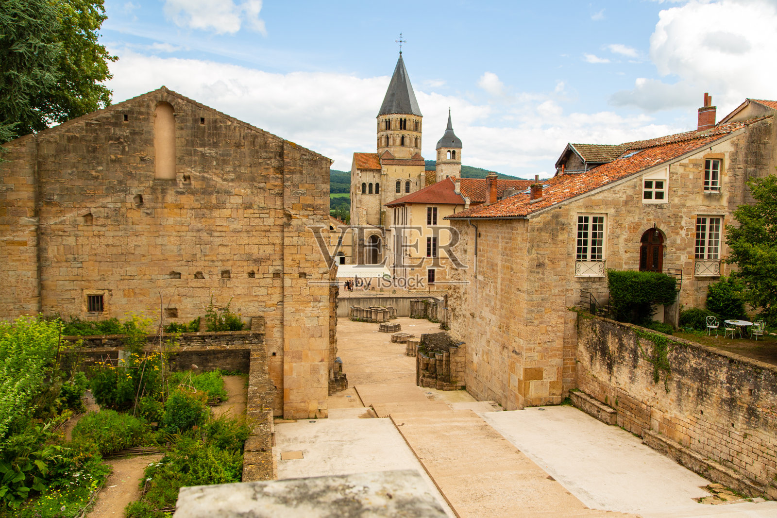 俯瞰勃艮第克吕尼前修道院教堂广场照片摄影图片