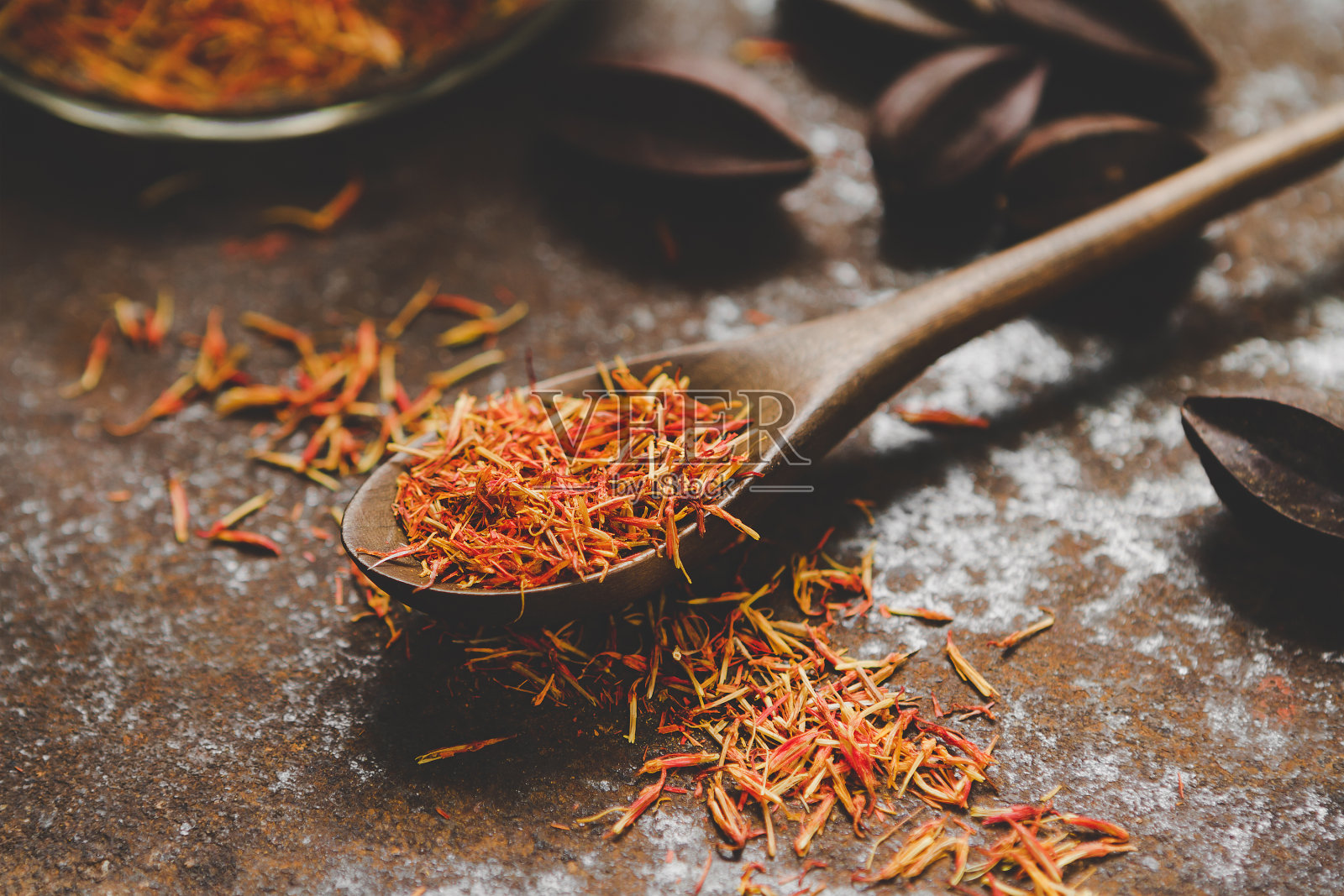 伊梅利亚藏红花在一个小天然木材手工汤匙照片摄影图片