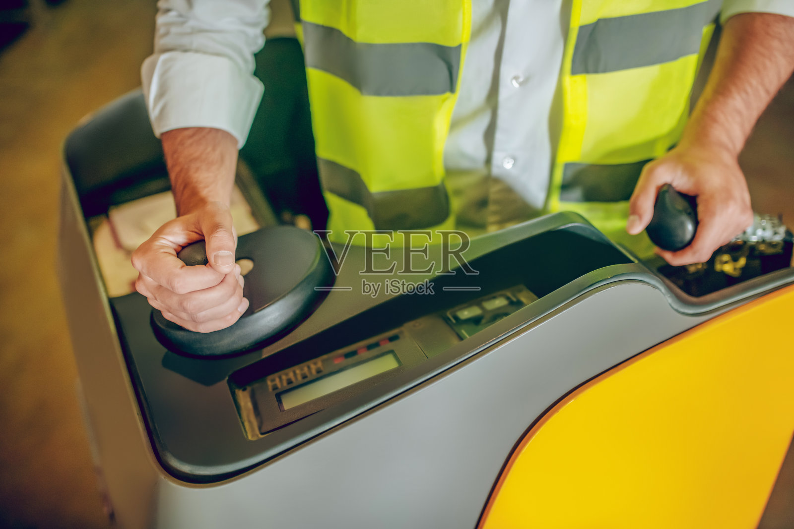 近距离照片的工人在黄色背心照片摄影图片