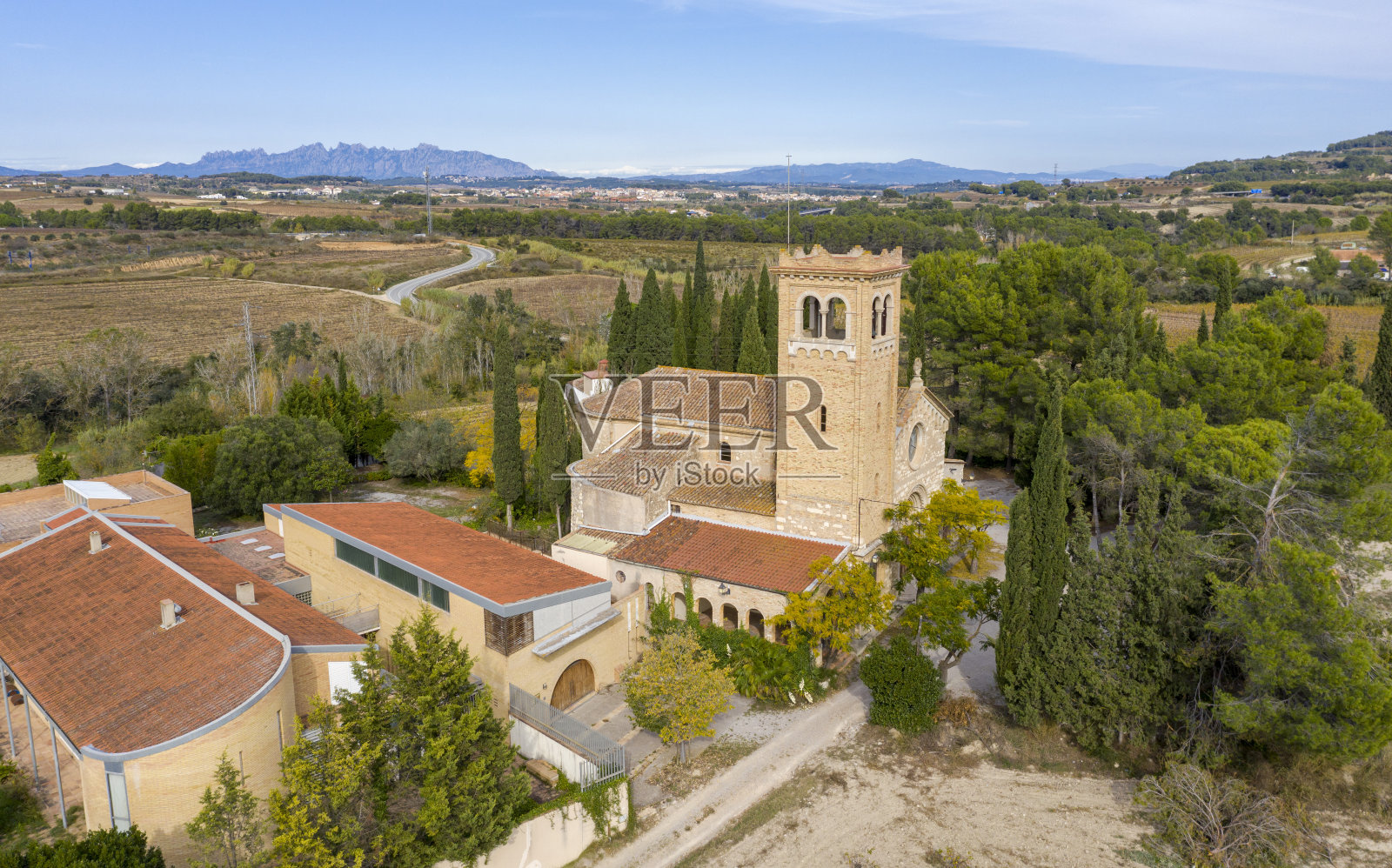 位于西班牙巴塞罗那的罗马教堂照片摄影图片