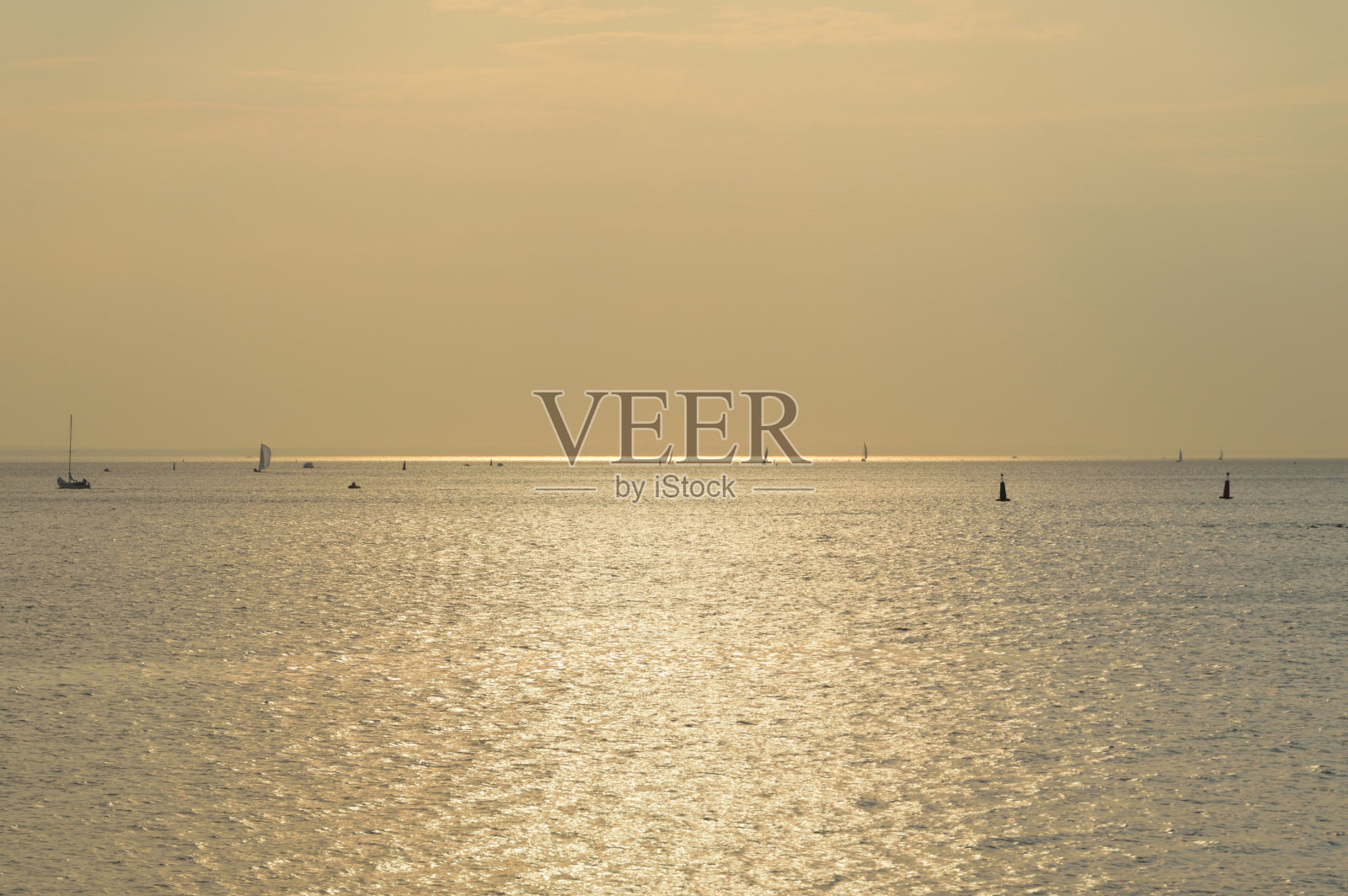 阳光明媚的傍晚，大海。照片摄影图片