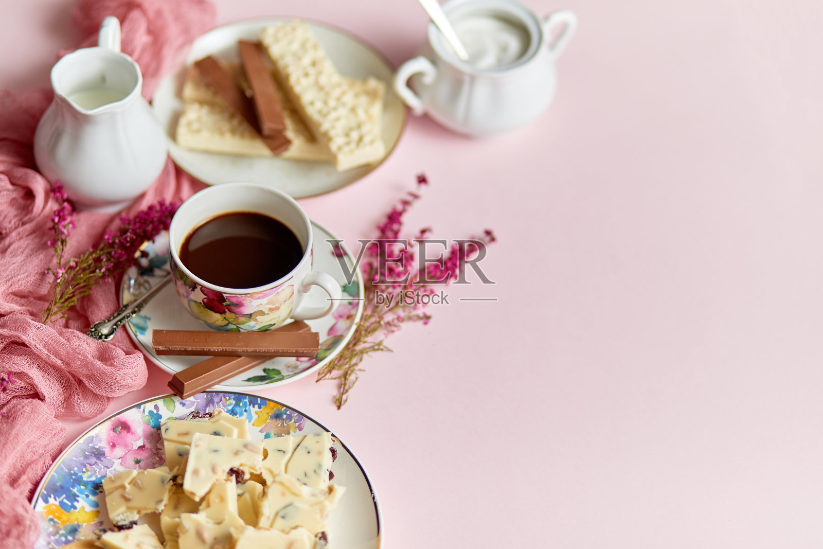 热巧克力或可可在杯中与各种糖果。白巧克力和饼干照片摄影图片