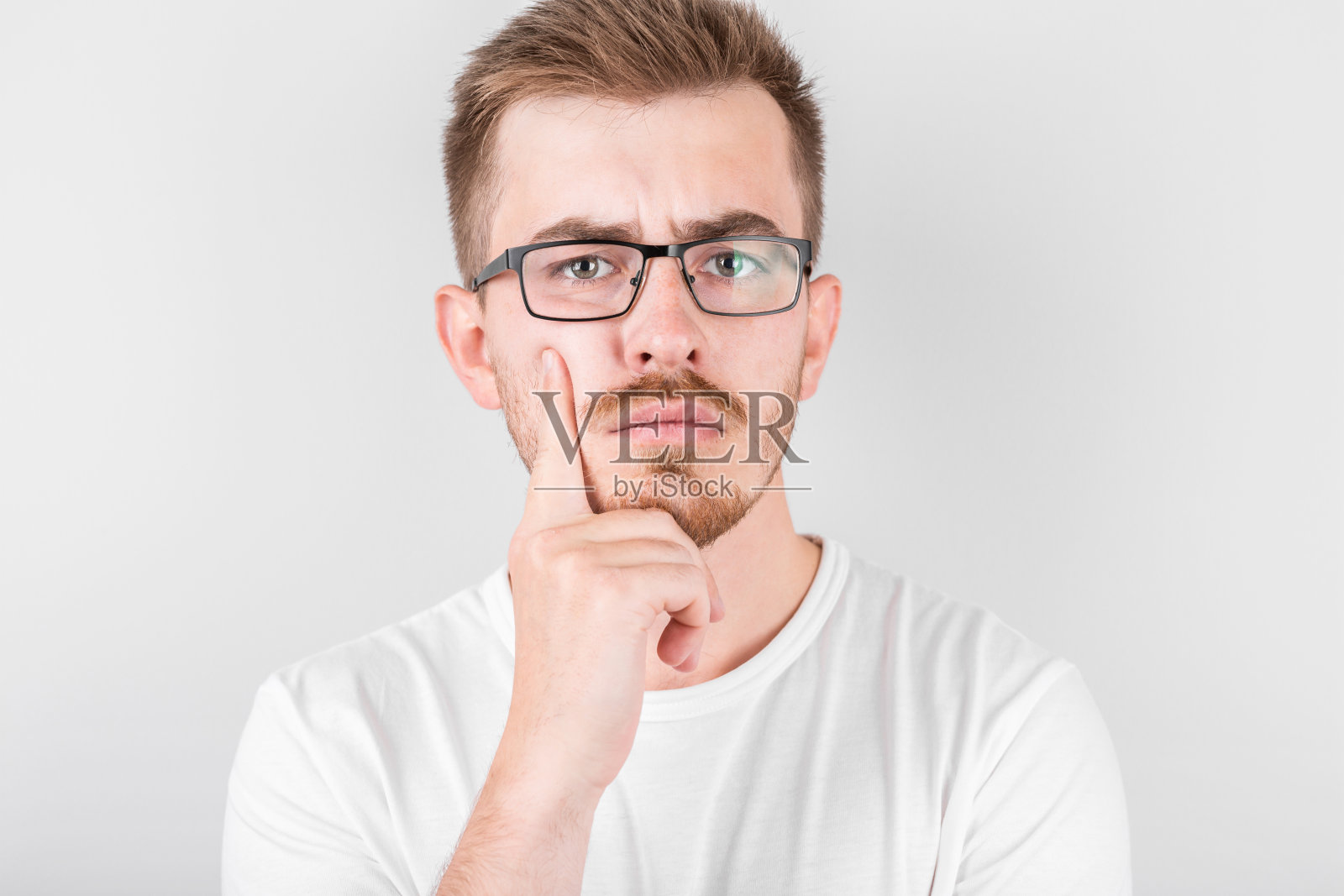 戴眼镜、沉思的男人照片摄影图片