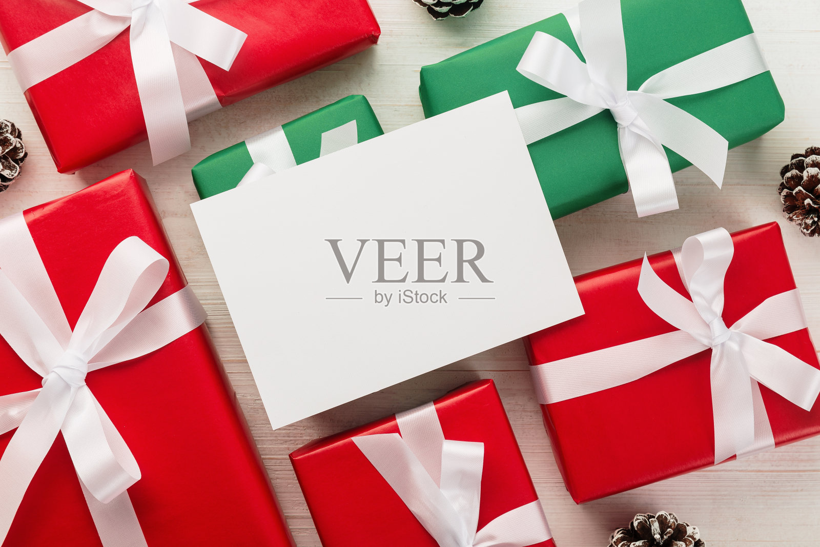 圣诞贺卡模型模板与礼品盒照片摄影图片