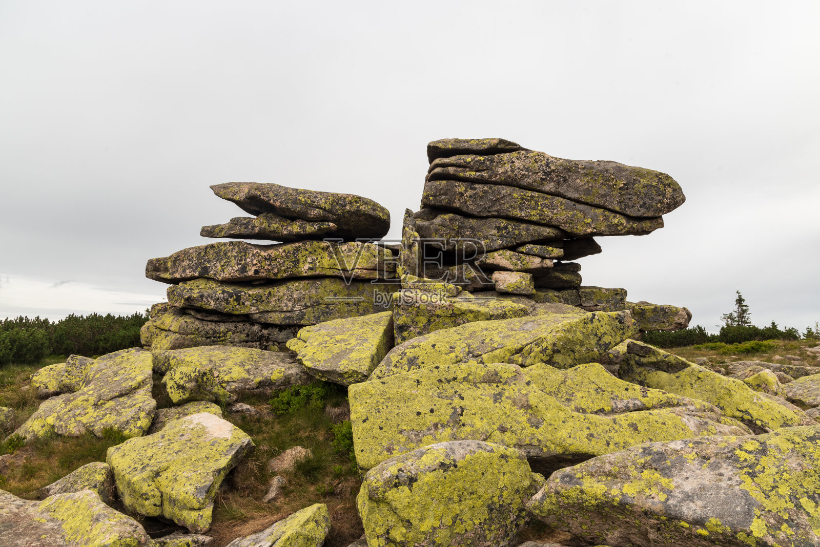 在捷克和波兰边境的克科诺斯山的Muzske kameny照片摄影图片