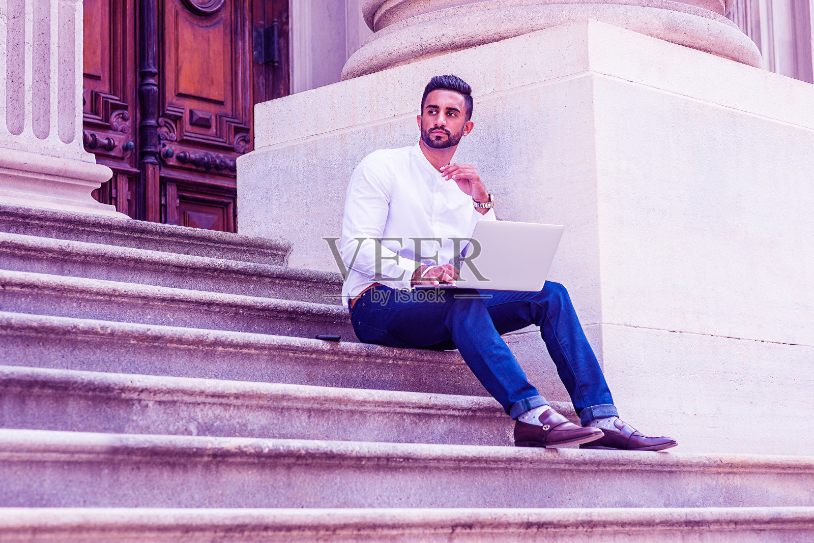 年轻的东印度裔美国大学生，留胡子在纽约学习照片摄影图片