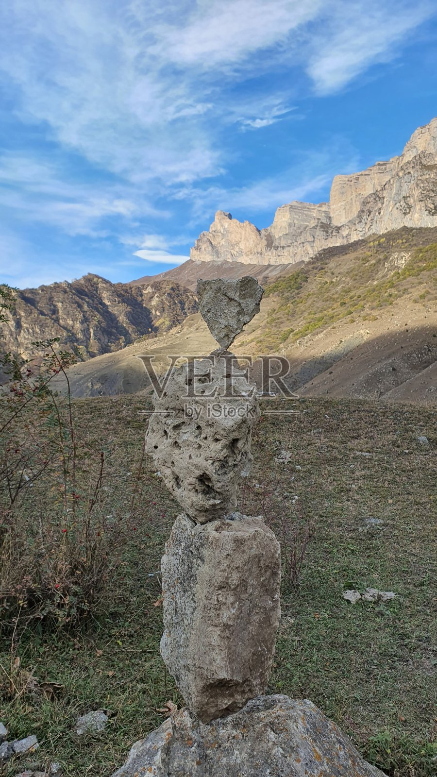 高加索山脉中石头的平衡照片摄影图片