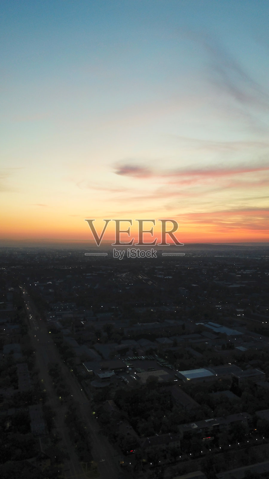 红色日落在阿拉木图市照片摄影图片