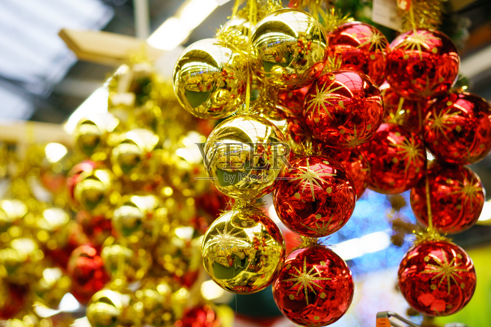 商店里挂着许多圣诞玻璃、红色和黄色的球。新年装饰照片摄影图片