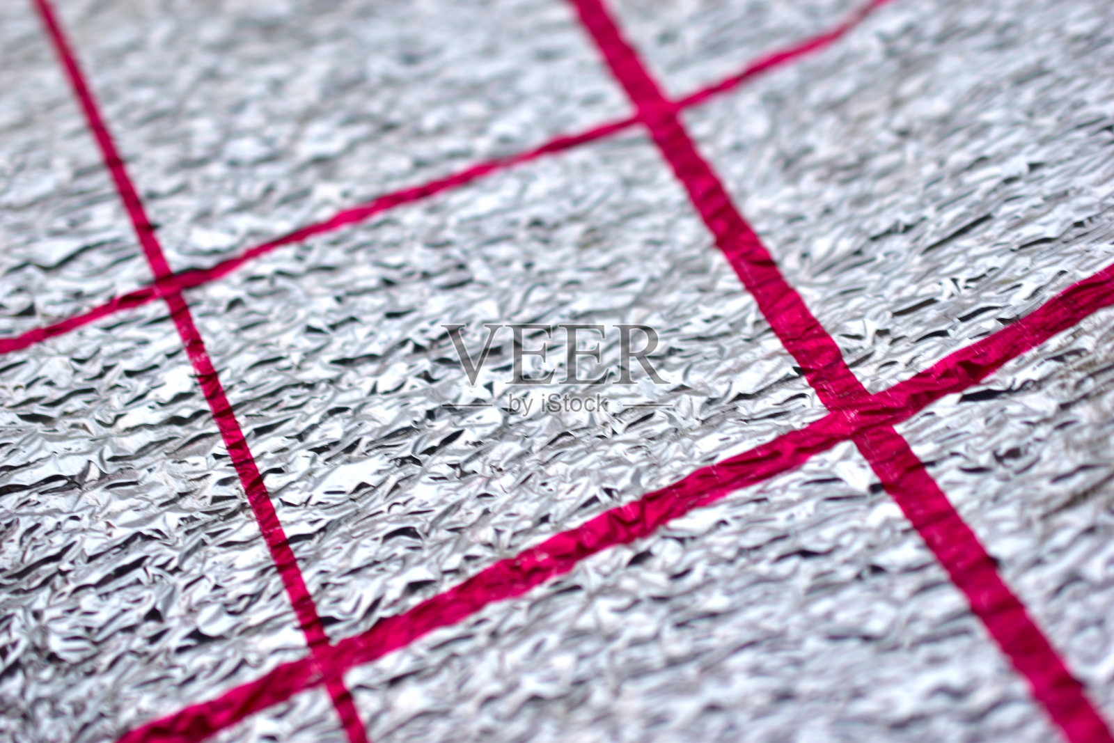 带有红色条纹的银色保温材料照片摄影图片